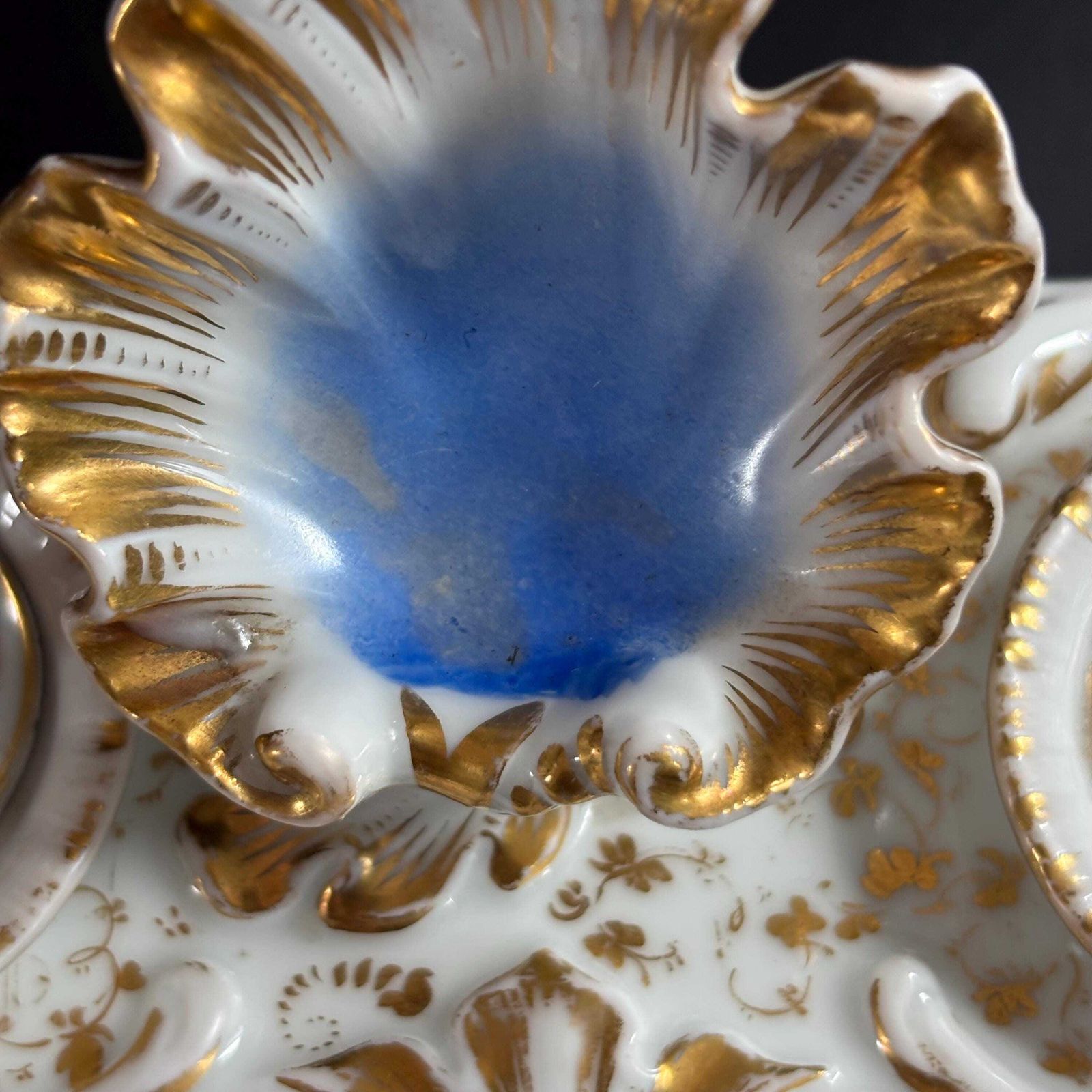 239.0 Compendium de bureau d'époque en porcelaine, style Rococo, XIXe siècle - porte-montre, encrier, rose et doré, vers 1880 photo