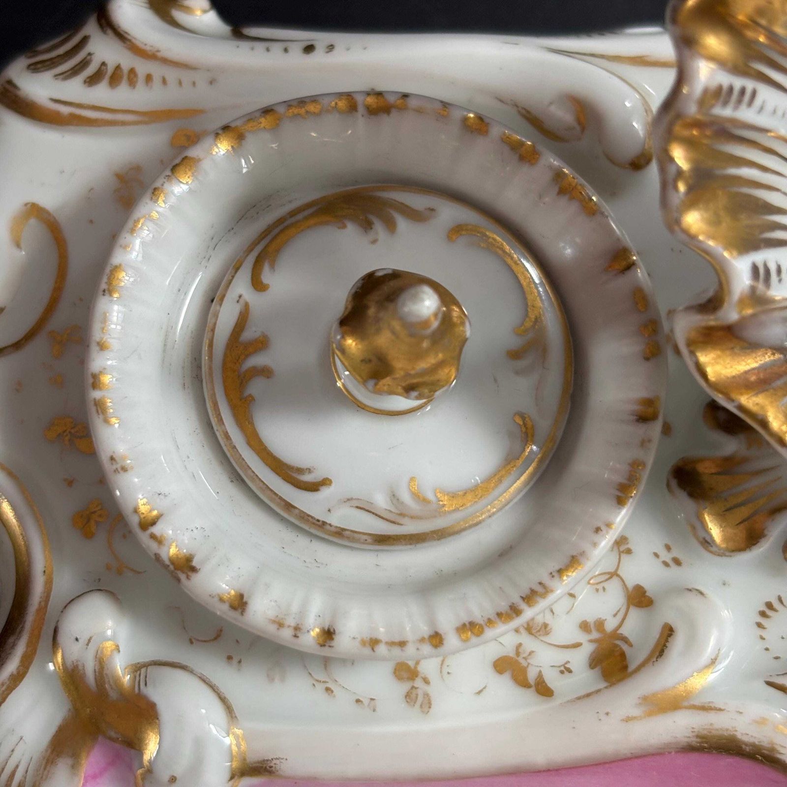 photo vinterior Compendium de bureau d'époque en porcelaine, style Rococo, XIXe siècle - porte-montre, encrier, rose et doré, vers 1880