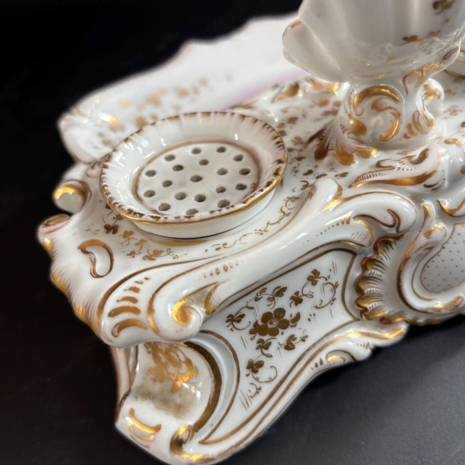 photo vintage Compendium de bureau d'époque en porcelaine, style Rococo, XIXe siècle - porte-montre, encrier, rose et doré, vers 1880