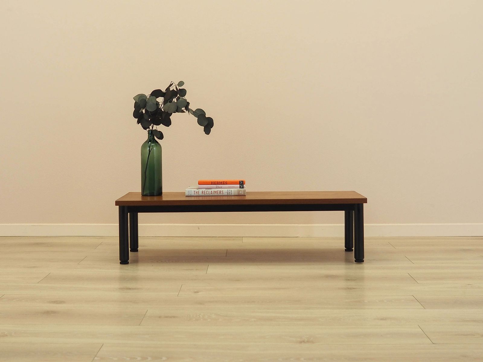 Table basse danoise à plateau plaqué sur pieds en métal, années 1960 photo furniture
