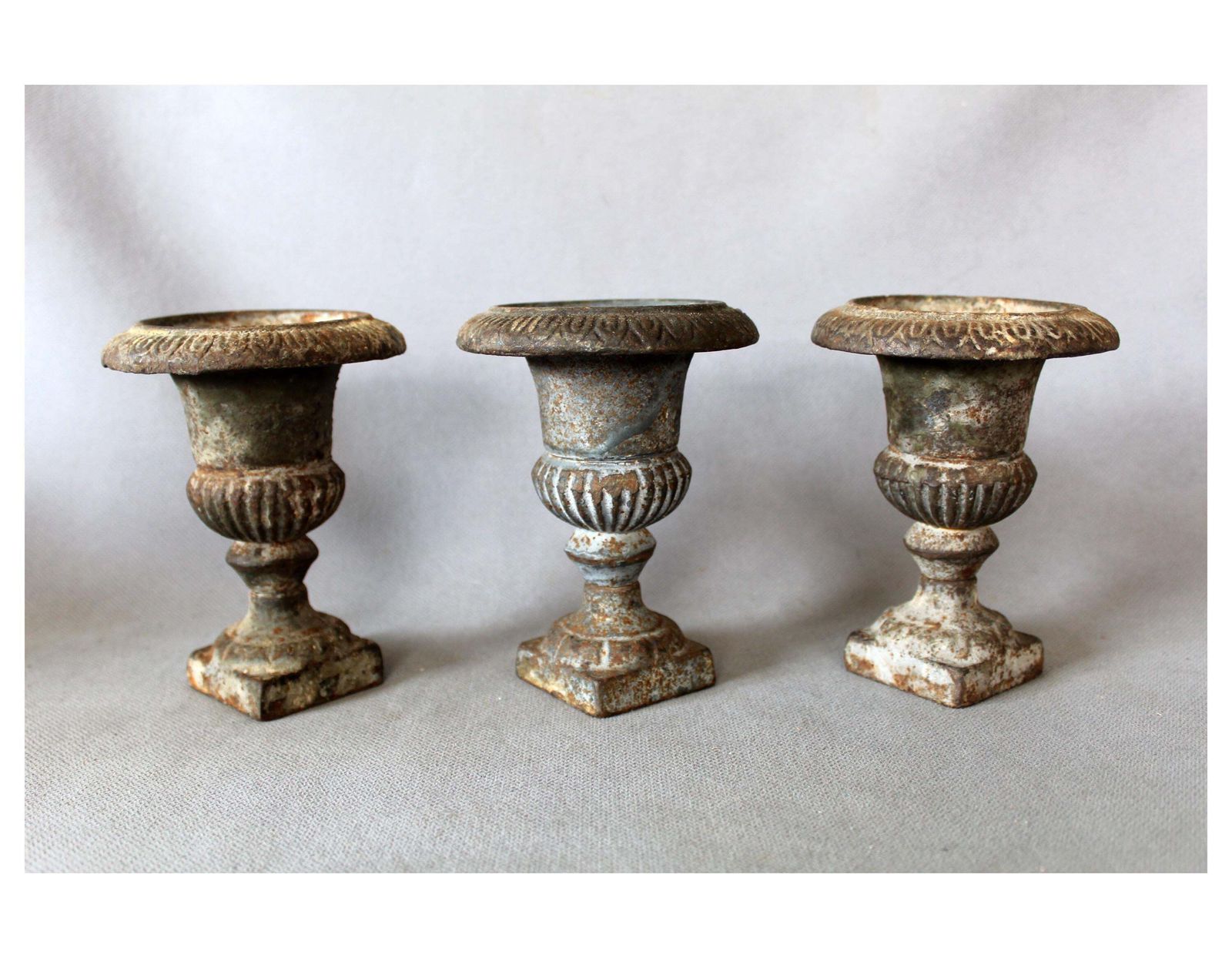 Set Of 3 Antique Heavy Small Cast Iron Planter, Medicis Vase, Country French Rustic Decoration, Garden Planter, Exterior, 13 Centimeter
