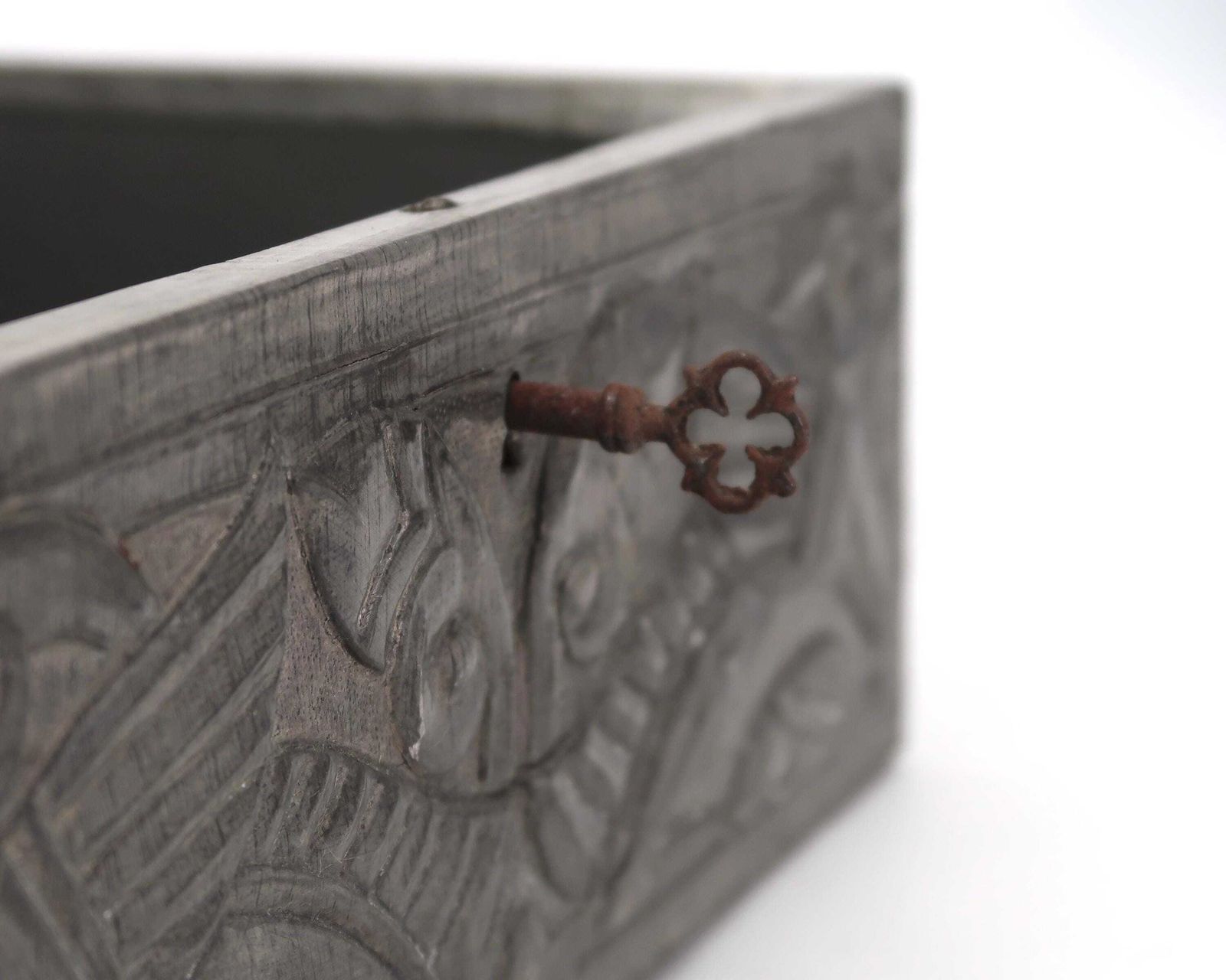 photo vinterior Frans art nouveau tinnen cassette, repoussé en gehamerd tin, ca. 1900-1915, toegeschreven aan de stijl van Daguet, art deco Frankrijk Alfred Daguet