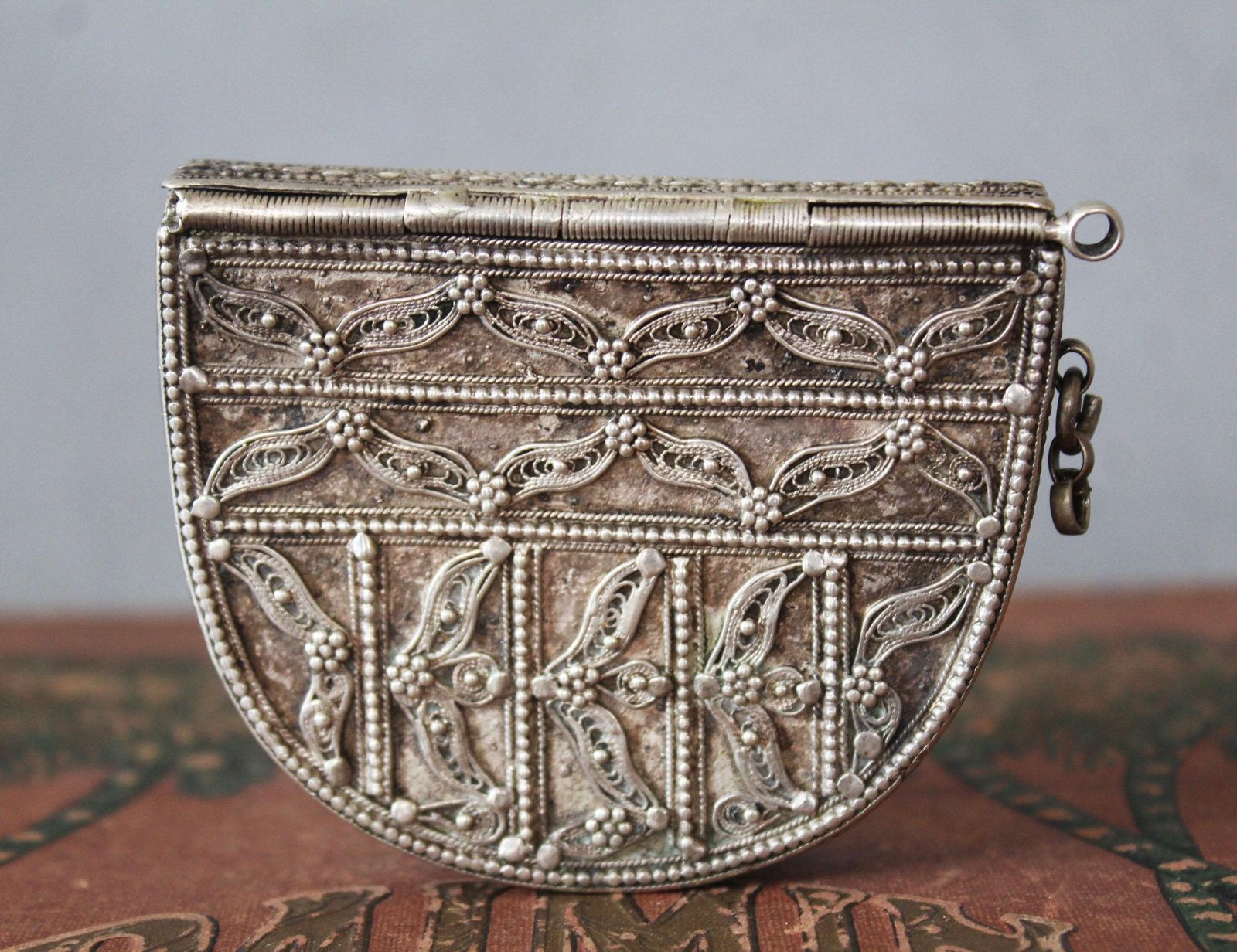 Mahfaza du Yémen d'époque en argent, bourse de ceinture, épingle amovible, passant de ceinture au dos, poinçon de fabricant, fait main, filigrane, pochette, Sanduq photo furniture