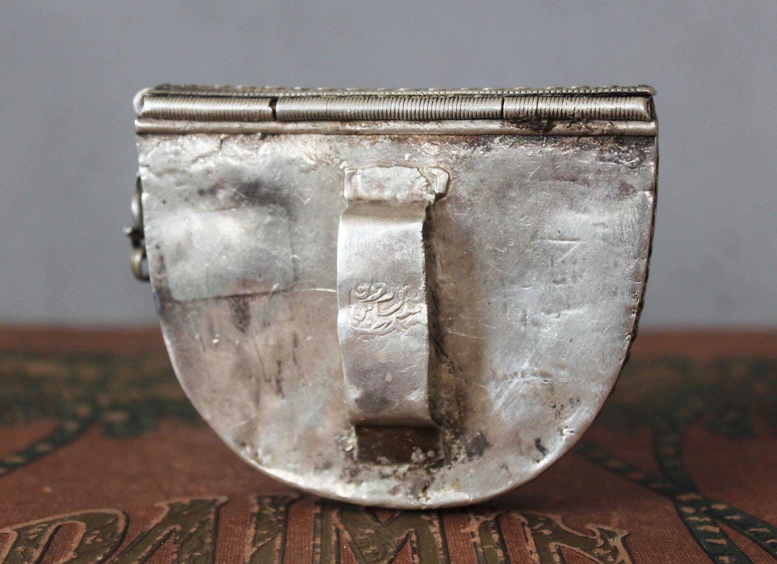 Mahfaza du Yémen d'époque en argent, bourse de ceinture, épingle amovible, passant de ceinture au dos, poinçon de fabricant, fait main, filigrane, pochette, Sanduq photo Décoration