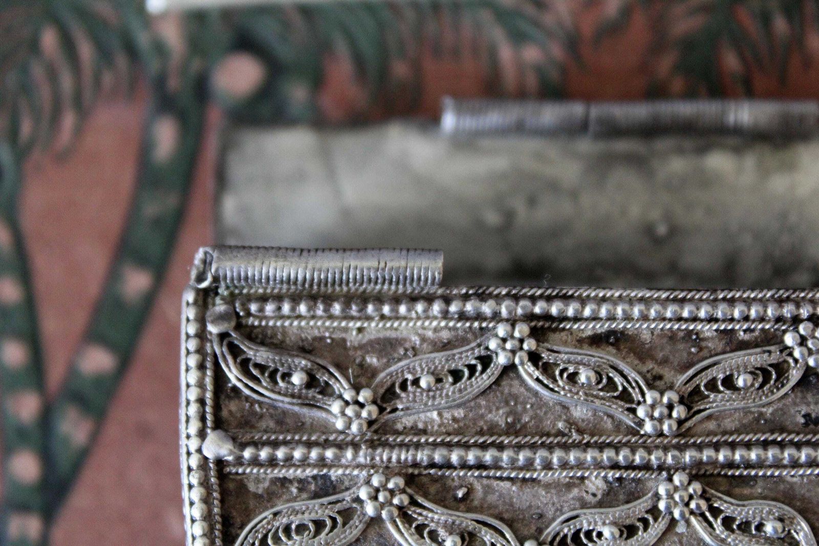 photo for sale Mahfaza du Yémen d'époque en argent, bourse de ceinture, épingle amovible, passant de ceinture au dos, poinçon de fabricant, fait main, filigrane, pochette, Sanduq