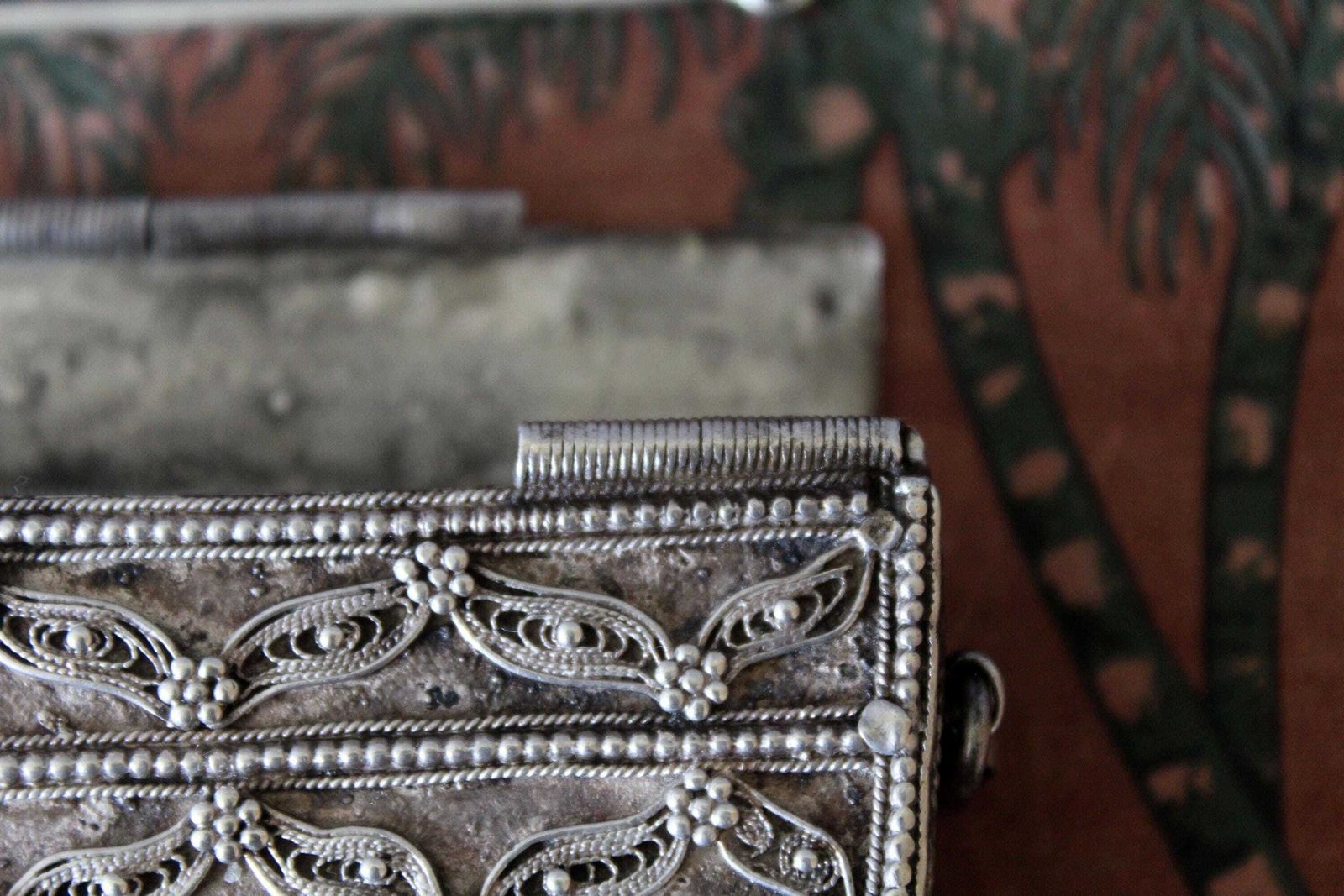 Décoration Mahfaza du Yémen d'époque en argent, bourse de ceinture, épingle amovible, passant de ceinture au dos, poinçon de fabricant, fait main, filigrane, pochette, Sanduq photo