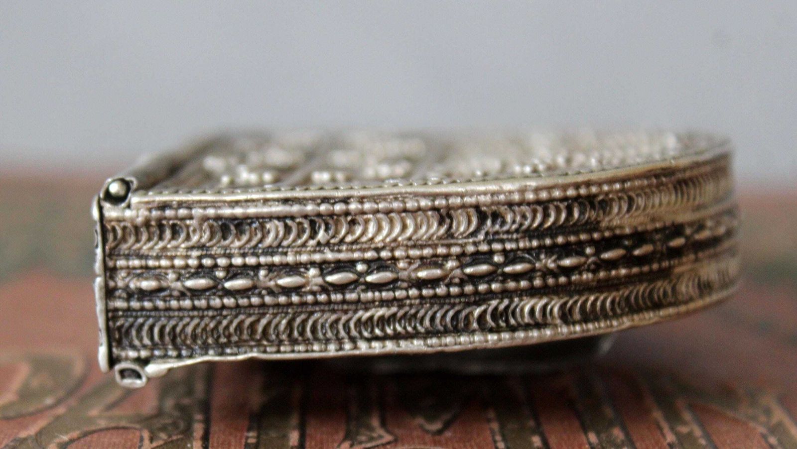 photo vintage Antique Yemen Mahfaza Silver Belt Purse, Removable Pin, Belt Loop On Back, Maker's Mark, Hand Made, Filigree, Pouch, Sanduq