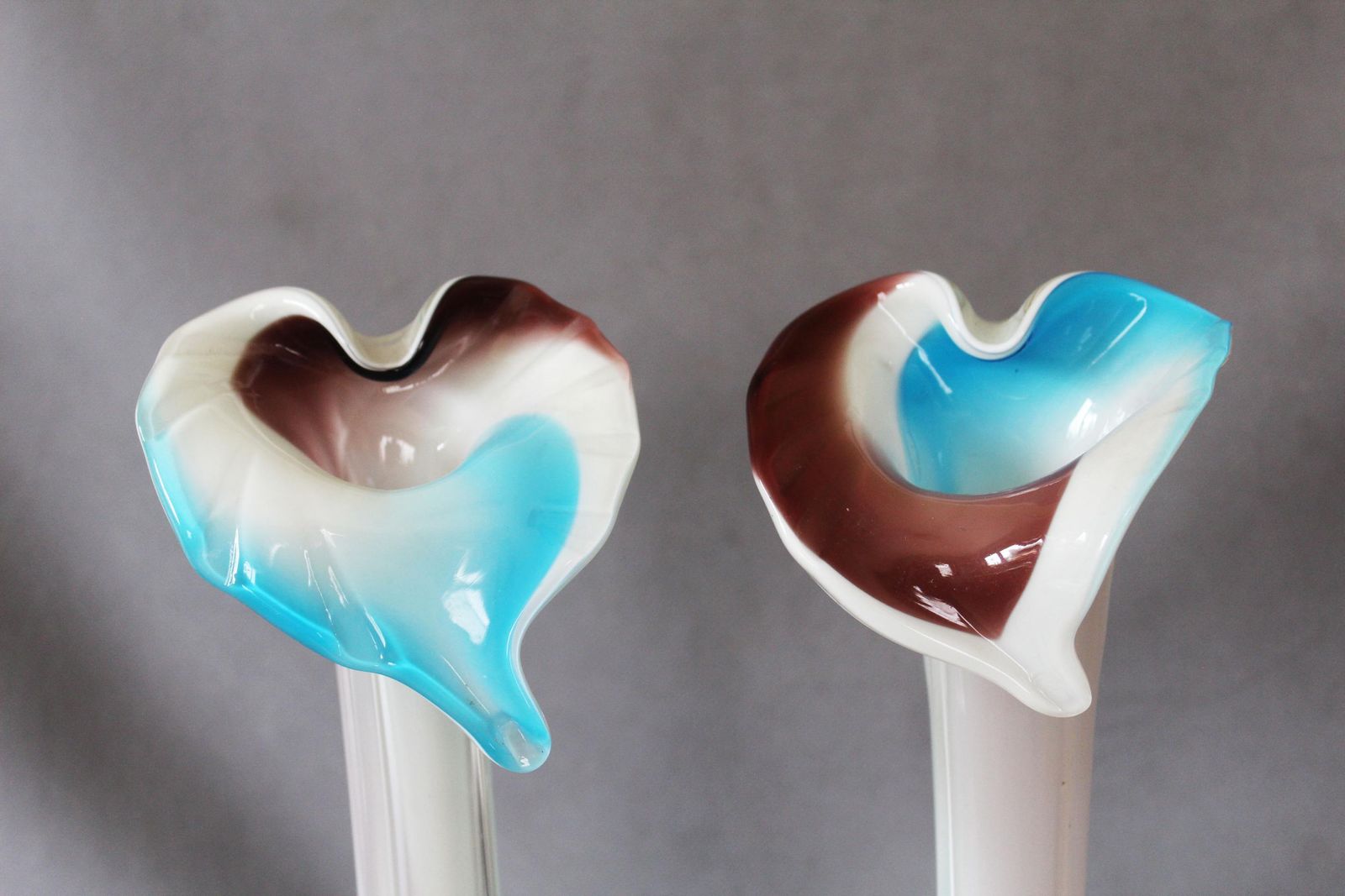 Ensemble de deux vases vintage Jack in the Pulpit en verre artistique soufflé à la main, Calla Lily, verre doublé, turquoise, brun et blanc, base carrée photo for sale