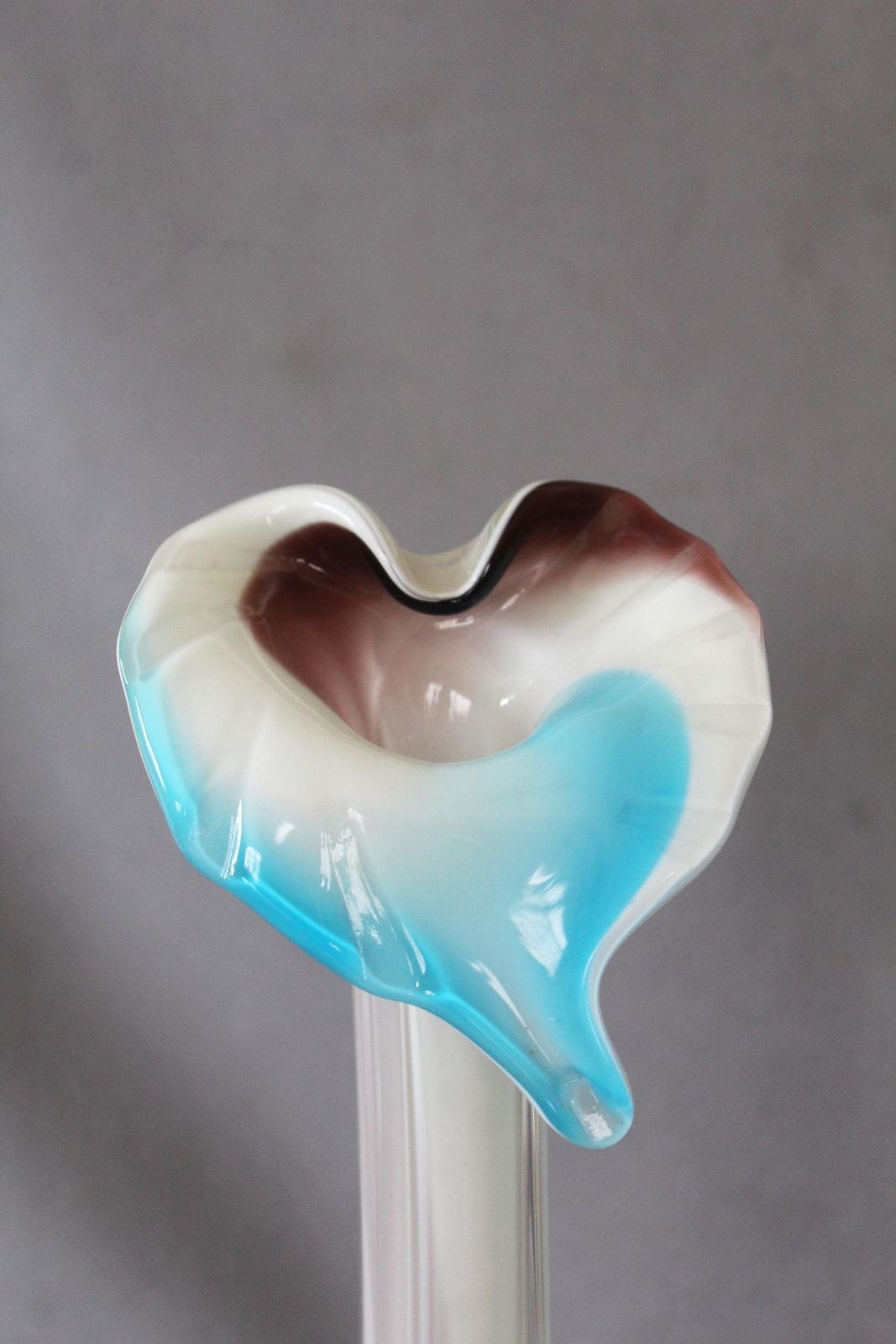 Ensemble de deux vases vintage Jack in the Pulpit en verre artistique soufflé à la main, Calla Lily, verre doublé, turquoise, brun et blanc, base carrée photo Décoration