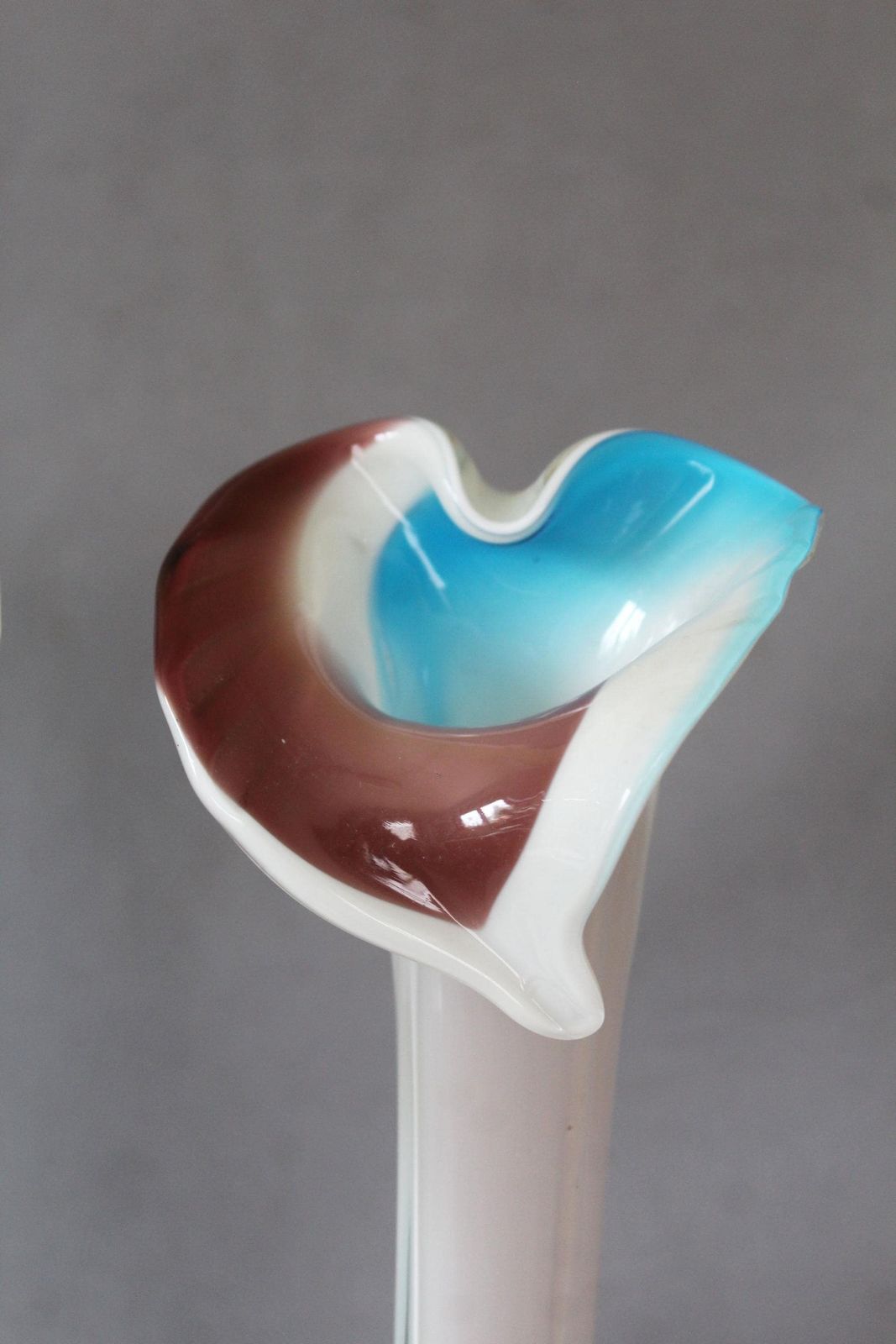 Set van twee vintage Jack in the Pulpit kunstglazen vazen, Calla Lily, gecaseerd glas, handgemaakt, mondgeblazen, turquoise bruin wit, vierkante voet photo 54.0