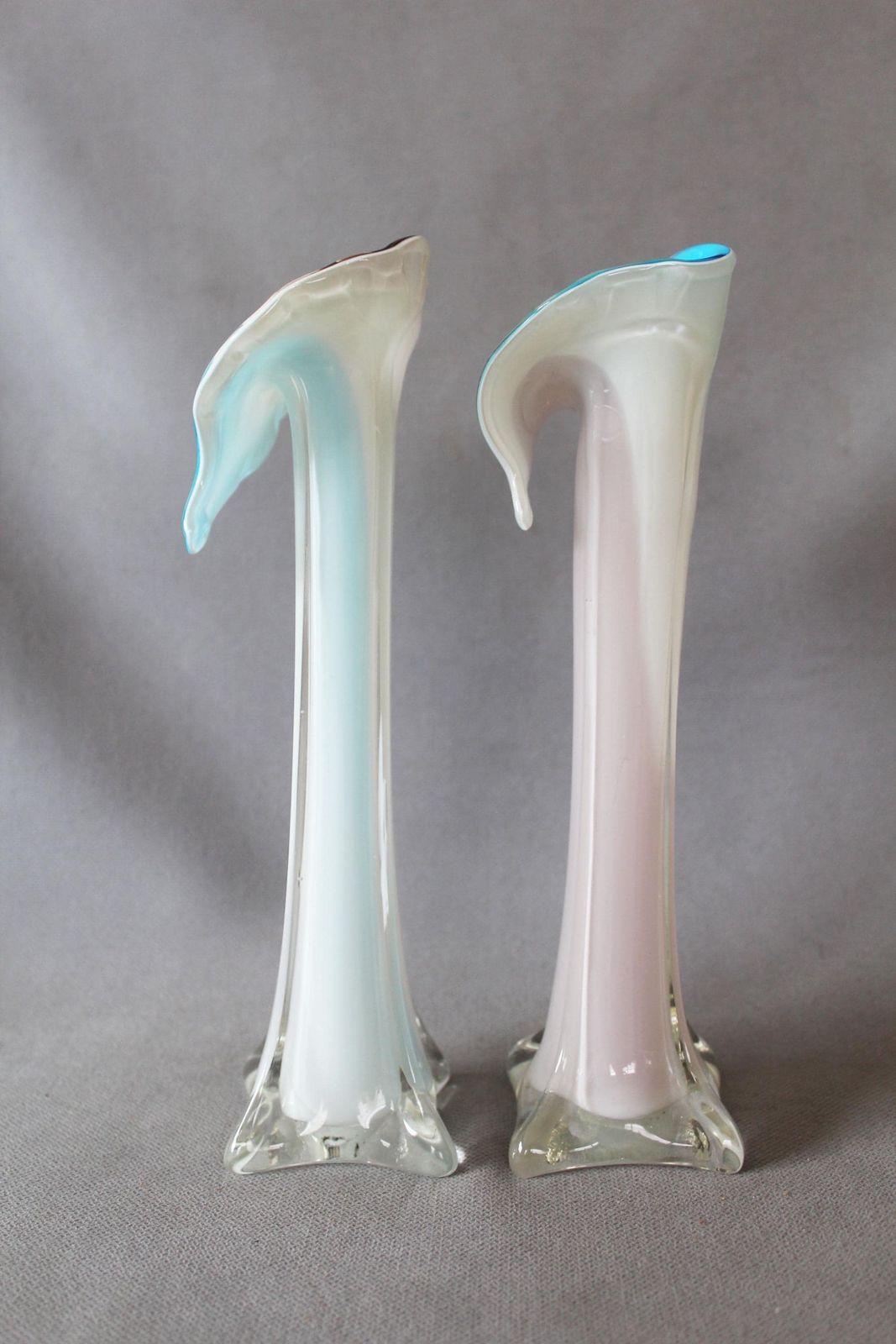 photo furniture Set van twee vintage Jack in the Pulpit kunstglazen vazen, Calla Lily, gecaseerd glas, handgemaakt, mondgeblazen, turquoise bruin wit, vierkante voet