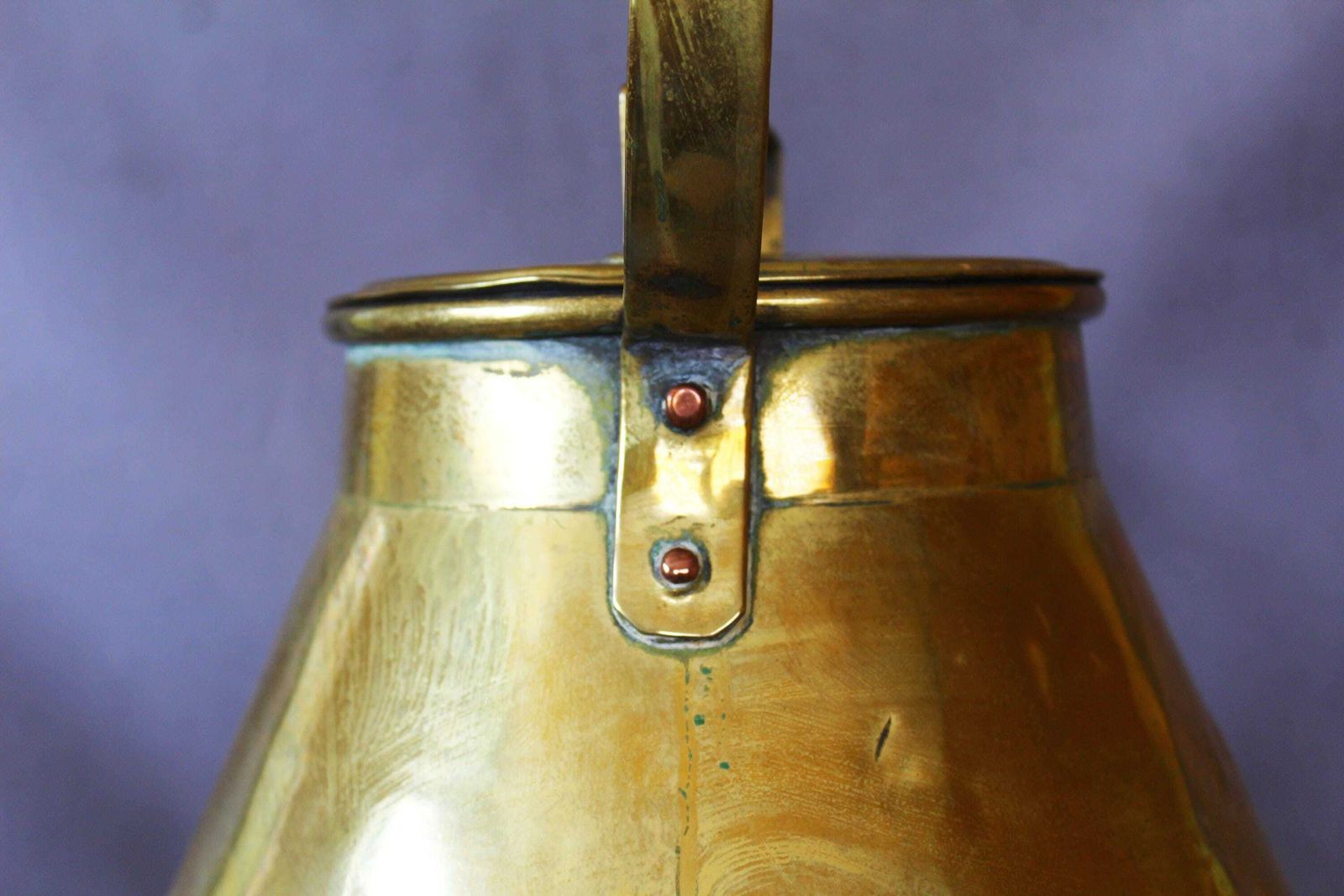 photo vintage Bouilloire d'époque XIXe siècle en laiton, très grand format, faite main, décor de ferme rustique, bec verseur à couvercle, rivets en cuivre