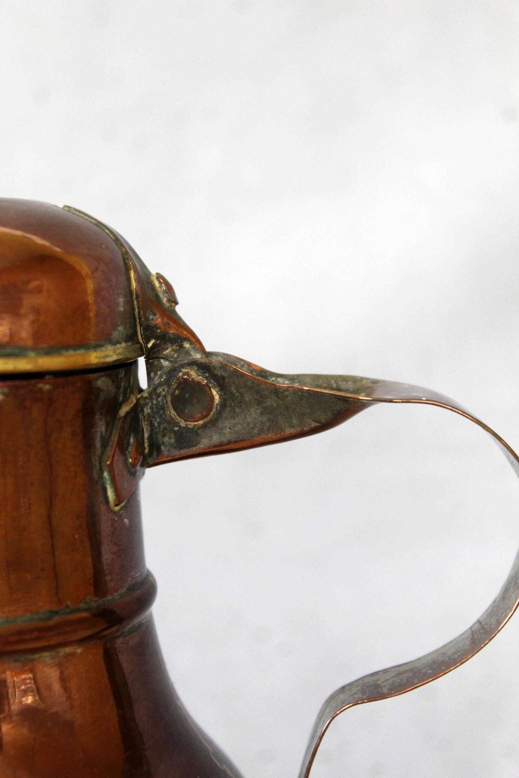 photo furniture Antieke koperen pot, kan, schenkkan, messing knopje en rand, met de hand gehamerd, Frans landelijk, 19e eeuw, Coquemar Kitchenalia