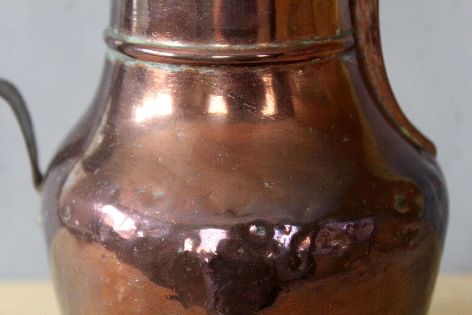photo buy Antieke koperen pot, kan, schenkkan, messing knopje en rand, met de hand gehamerd, Frans landelijk, 19e eeuw, Coquemar Kitchenalia