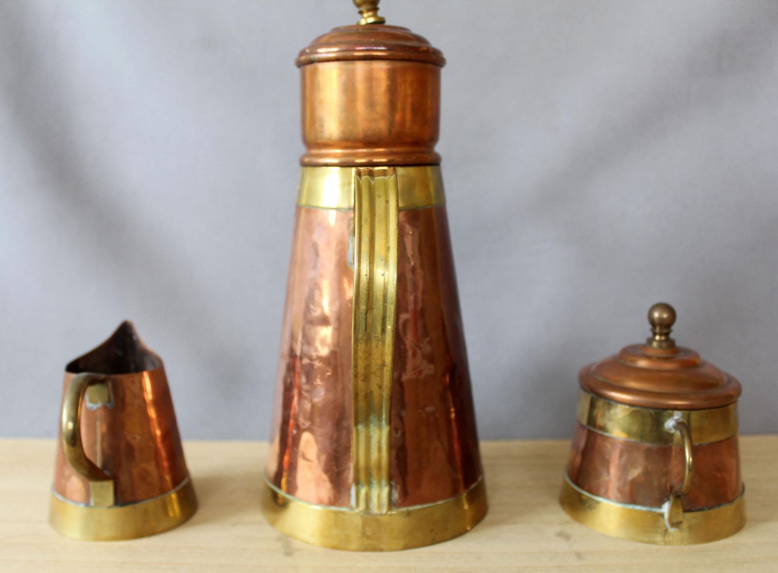 Vintage Koffieservies van Gehamerd Messing en Koper, 3-delig, Verbeelen Antwerp Flemish Belgium, Koffiefilter, Suikerpot met Deksel, Roomkan, Country photo vintage