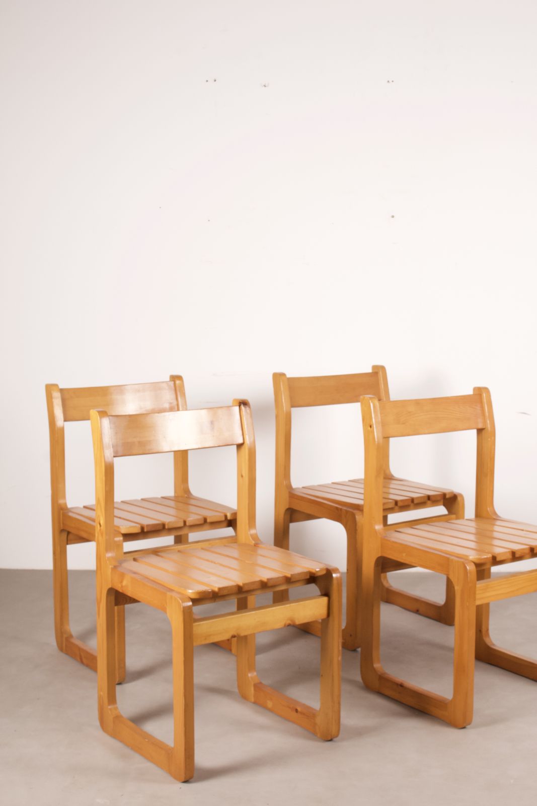 Set van vier vintage massief grenen eetkamerstoelen met lattenzitvlak en ski-poten, Duitsland jaren 1970 photo vintage