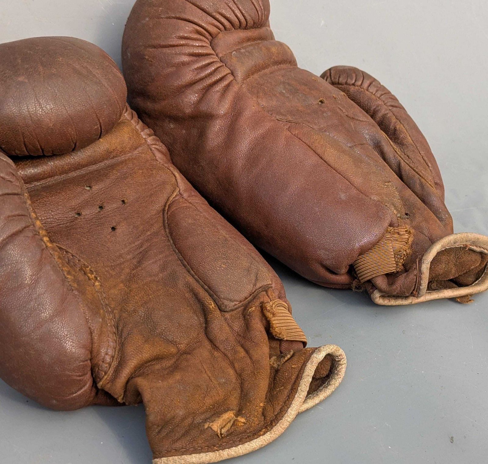 Antieke leren bokshandschoenen, art deco, ca. 1920s photo furniture