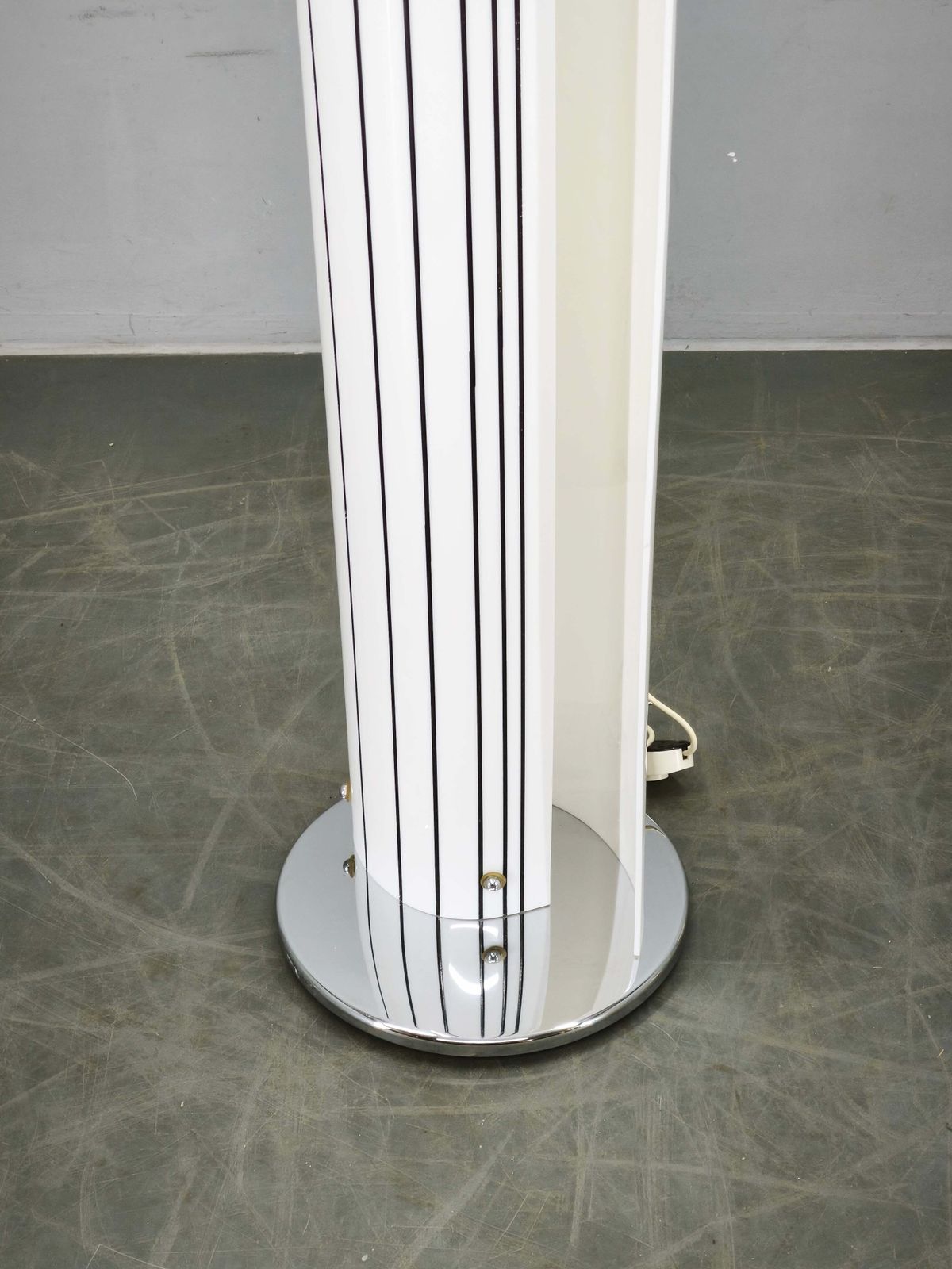 Luminaires Lampadaire sculptural italien postmoderne Space Age en acrylique opaline, années 1980 photo
