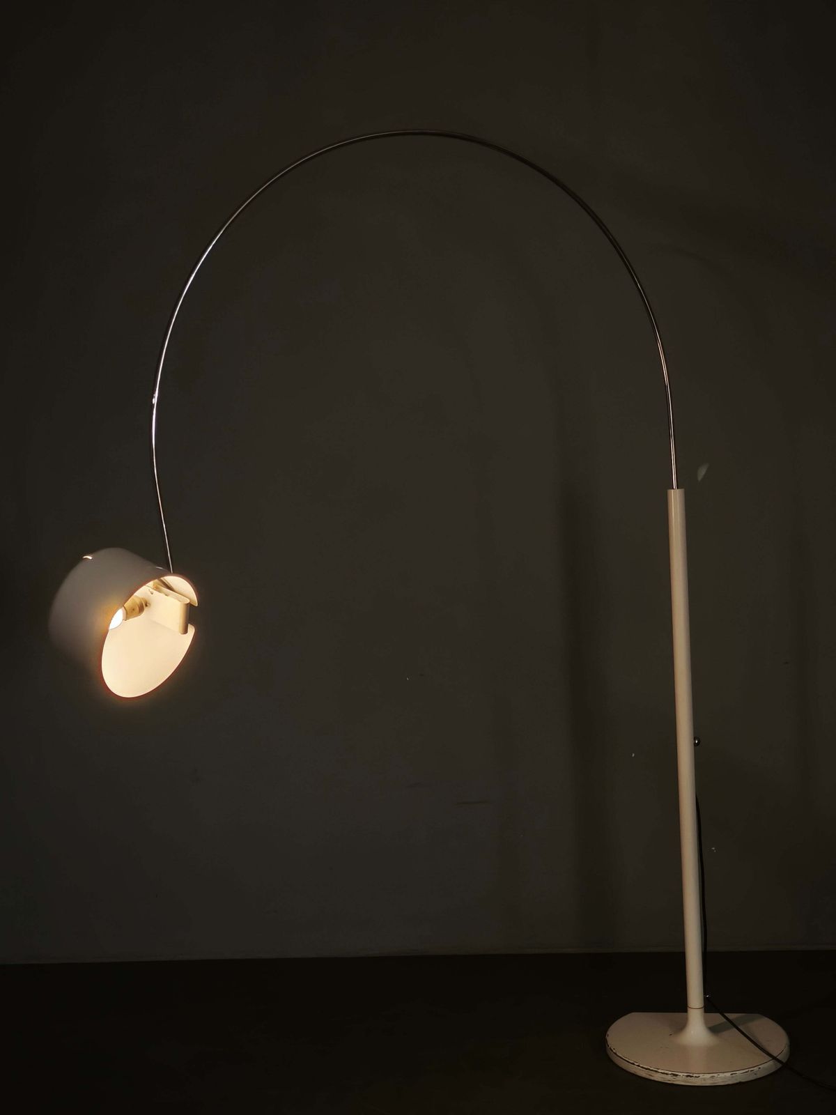 Joe Colombo Coupé 3320 R Arc vloerlamp voor Oluce, Italië, ontwerp 1967 photo furniture