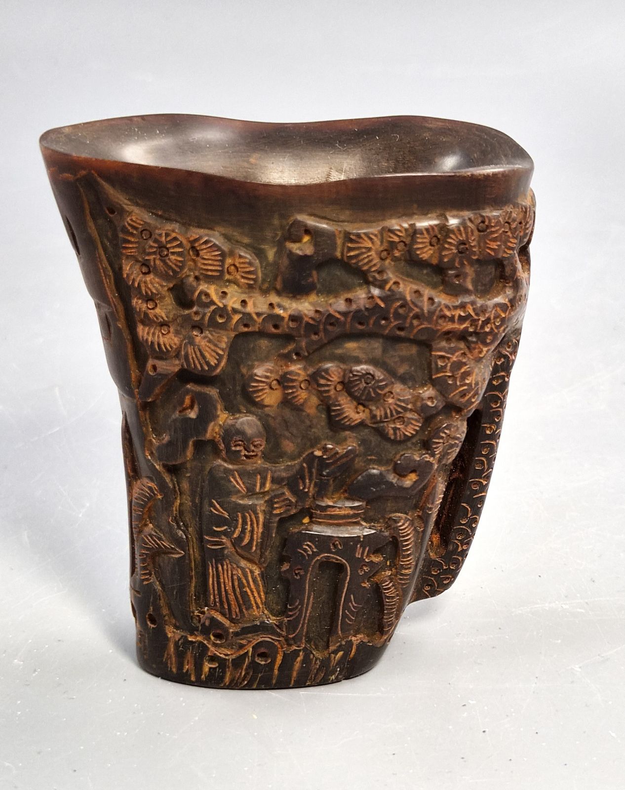 Antiek Chinees gesneden waterbuffelhoorn libatiekelk, onsterfelijken en den, ca. 1880