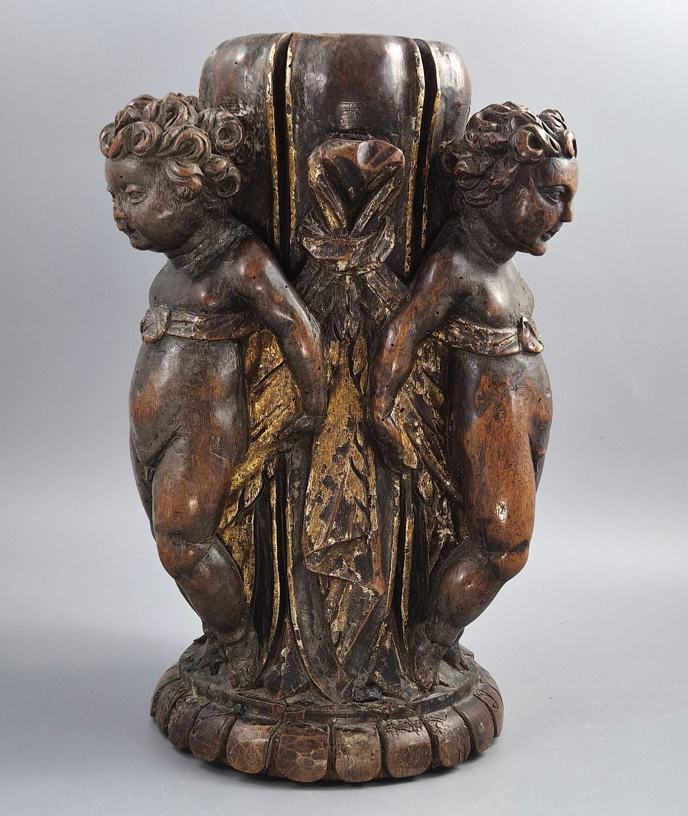 Italiaanse Barok Gesneden Walnoten Torchièrevoet, Drie Putti, Venetiaans, 17e 18e Eeuw photo furniture