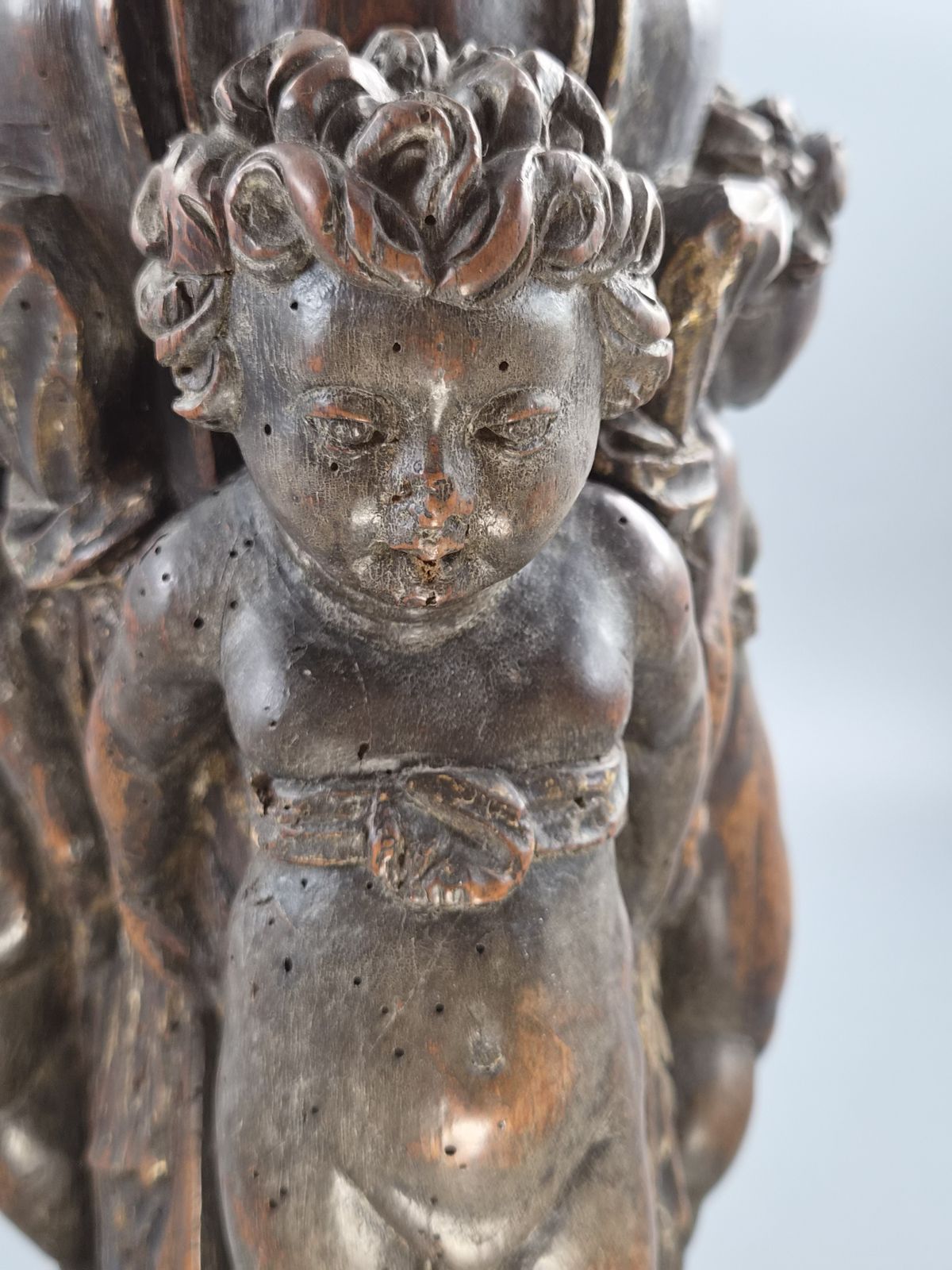 photo vinterior Italiaanse Barok Gesneden Walnoten Torchièrevoet, Drie Putti, Venetiaans, 17e 18e Eeuw