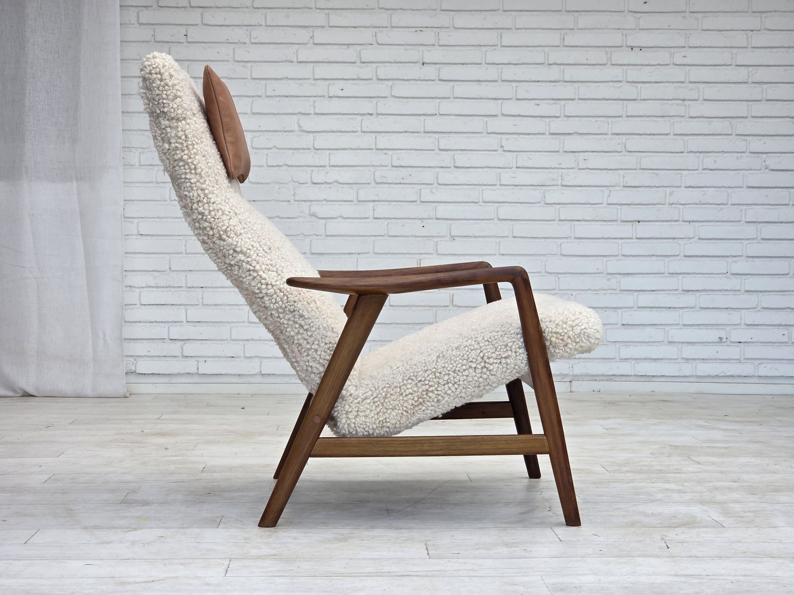 Ca. jaren 1960, Deens design van Alf Svensson, Echt schapenvacht, Opnieuw bekleed. photo vintage