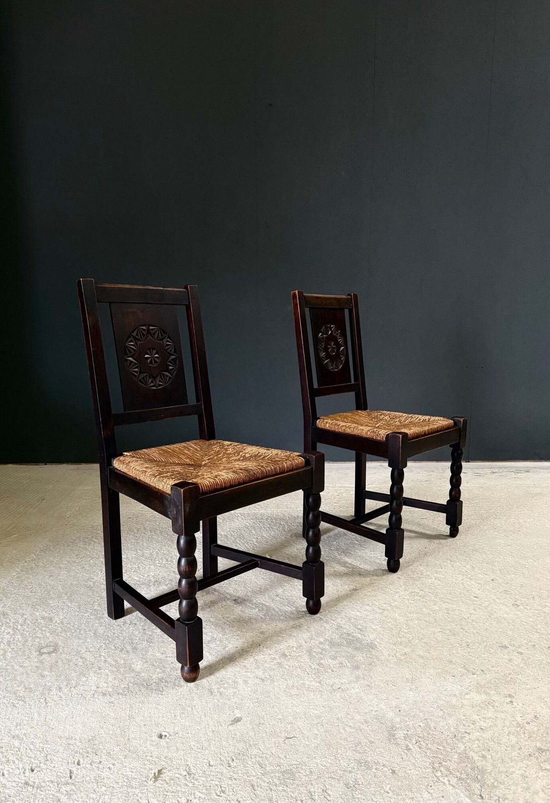 Franse Provincial Design Eetkamerstoelen met Gesneden Rugleuning van Charles Dudouyt