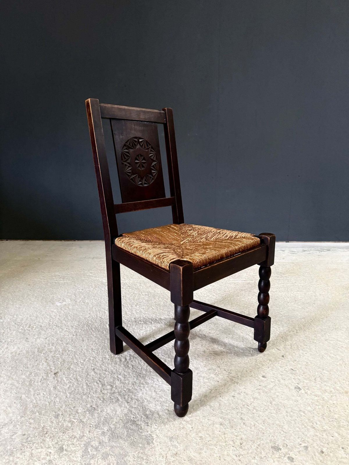 Franse Provincial Design Eetkamerstoelen met Gesneden Rugleuning van Charles Dudouyt photo vinterior
