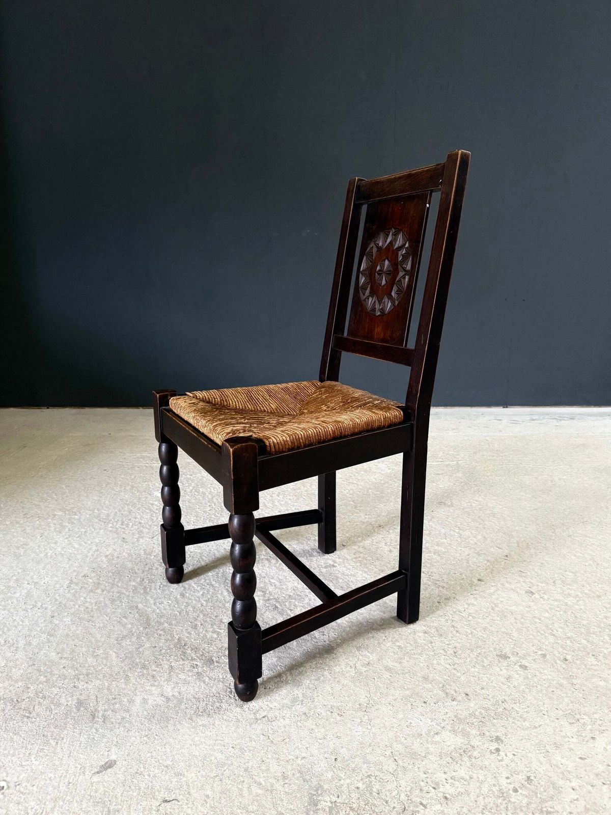 Franse Provincial Design Eetkamerstoelen met Gesneden Rugleuning van Charles Dudouyt photo buy