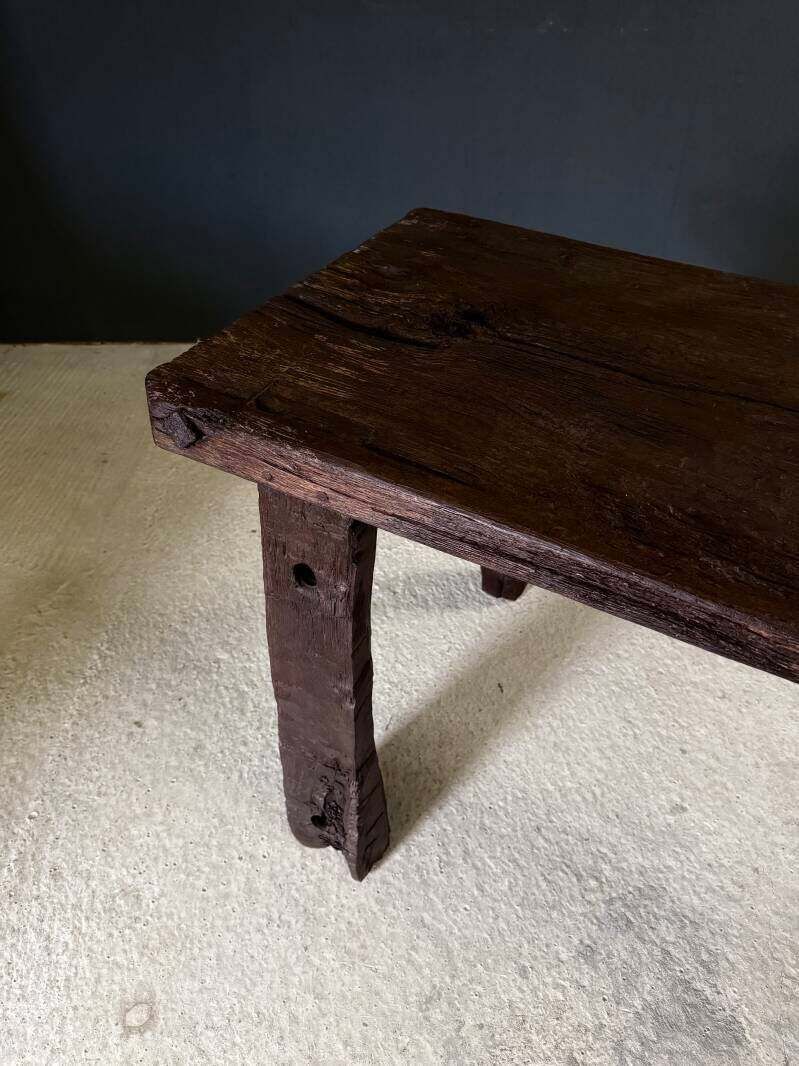 photo vintage Handgemaakte gebeeldhouwde werkbanktafel, begin 19e eeuw