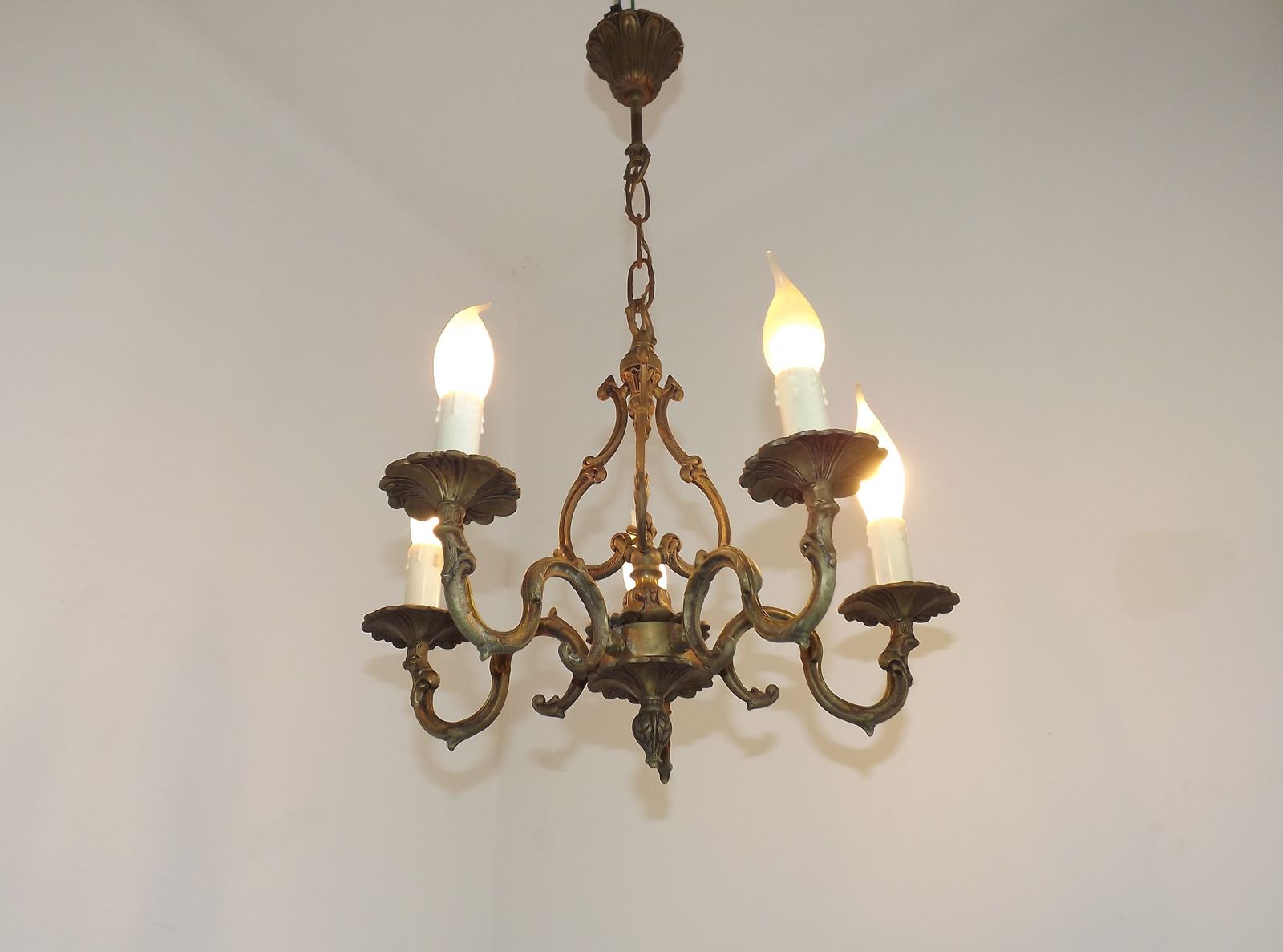 Lustre d'époque français à cinq lumières, cage triangulaire en bronze photo for sale