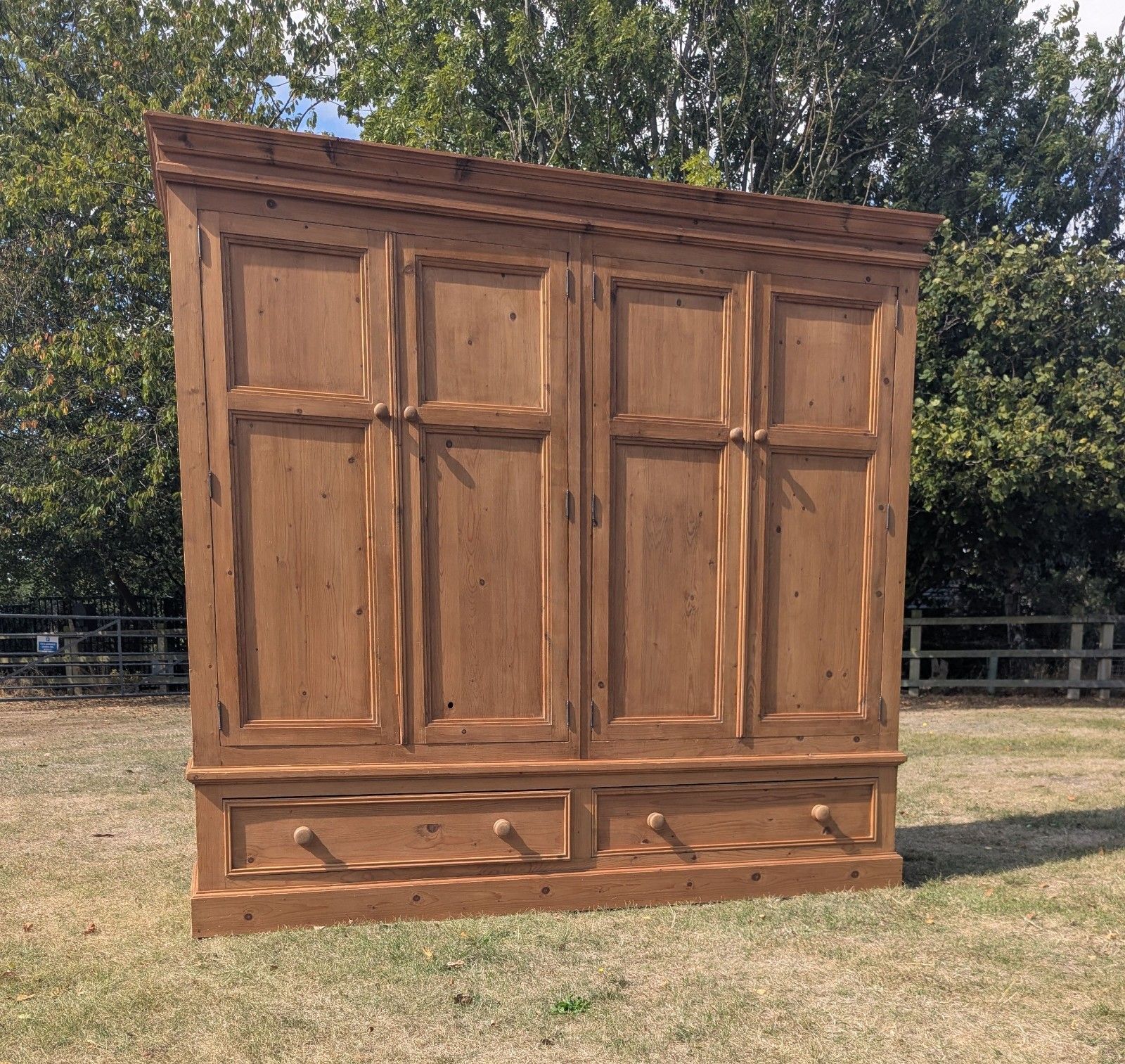 Armoire campagnarde mid-century en pin 4 portes, livraison disponible 0372