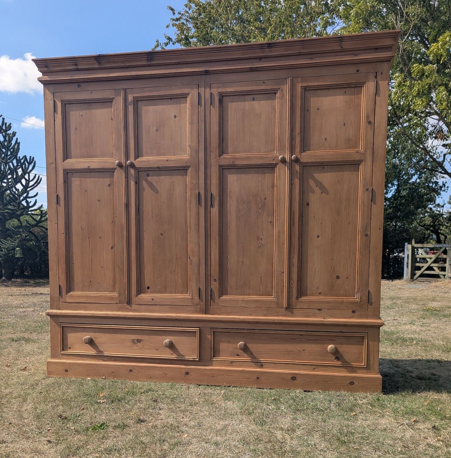 Armoire campagnarde mid-century en pin 4 portes, livraison disponible 0372 photo vintage
