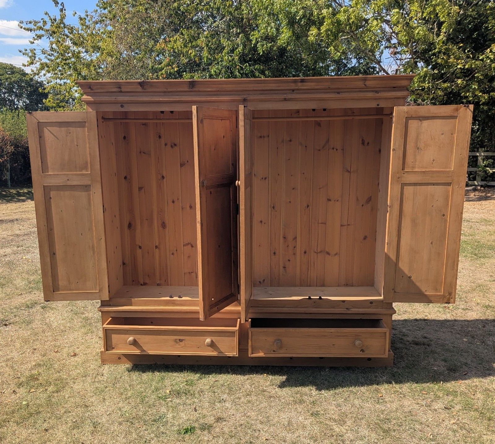 photo for sale Armoire campagnarde mid-century en pin 4 portes, livraison disponible 0372