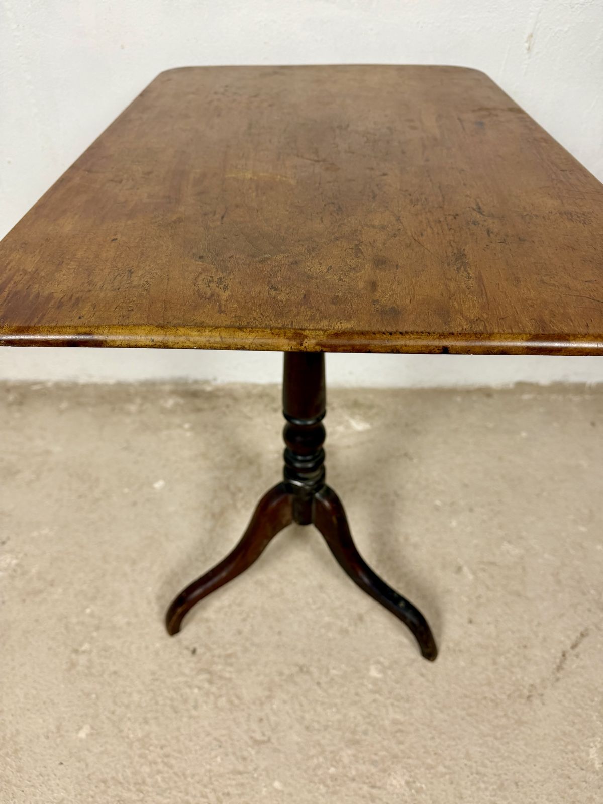Spaanse bijzettafel met rechthoekig blad op driepootonderstel, midden 20e eeuw photo buy