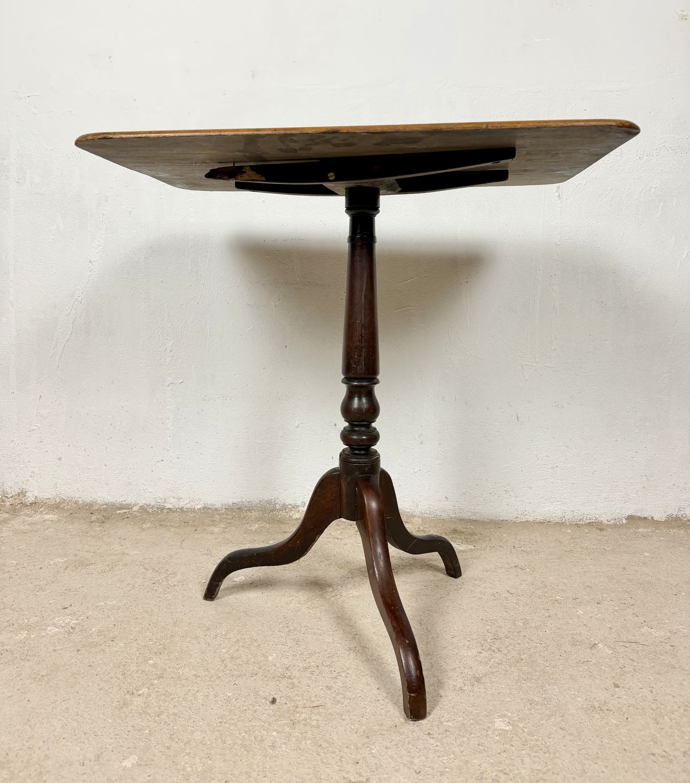 photo for sale Spaanse bijzettafel met rechthoekig blad op driepootonderstel, midden 20e eeuw