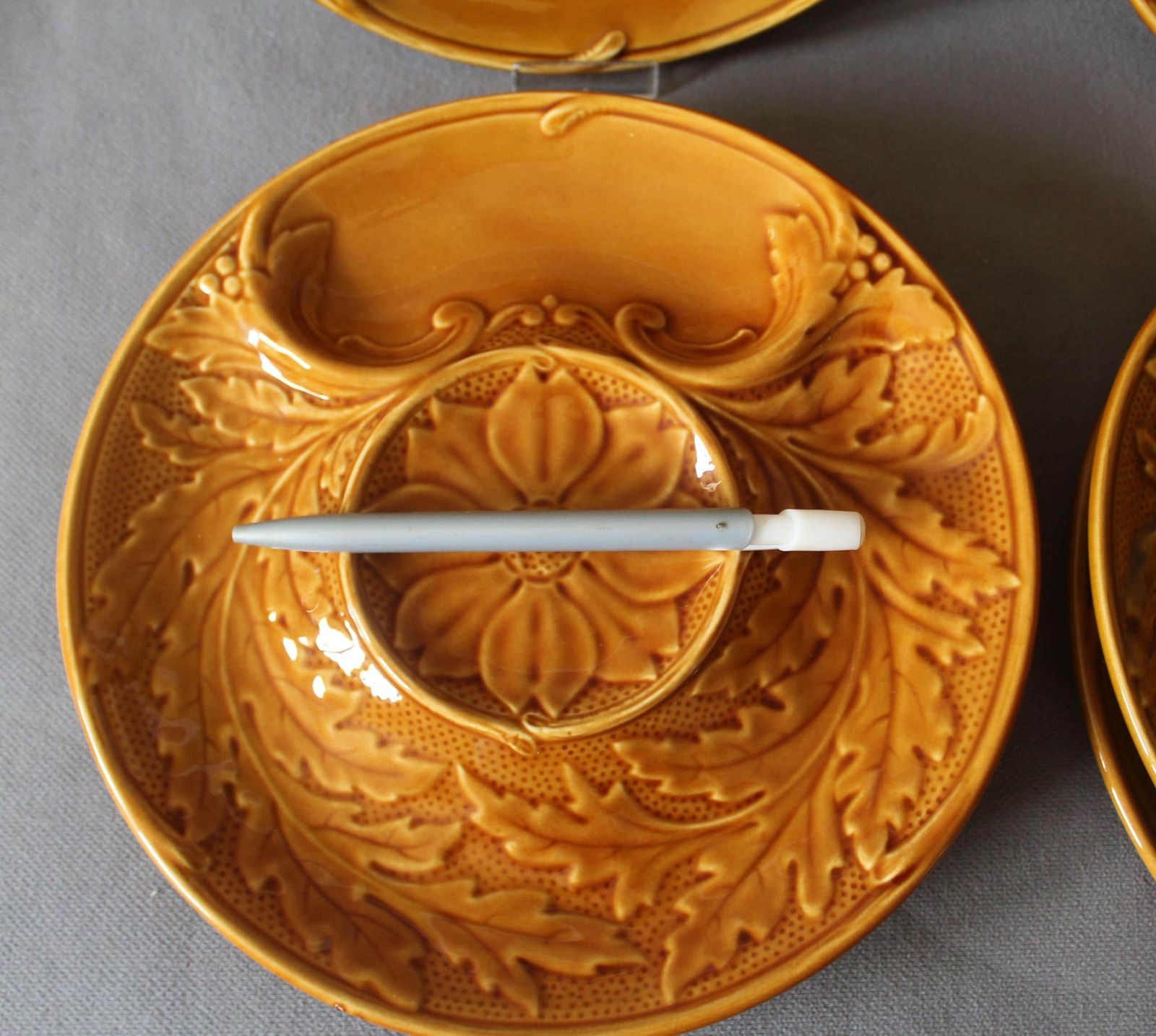 Set van 6 vintage Franse Gien honingbruin keramiek majolica artisjokborden, serveerschaal, verdeelborden, logo Gien France jaren 1960, amber photo vintage