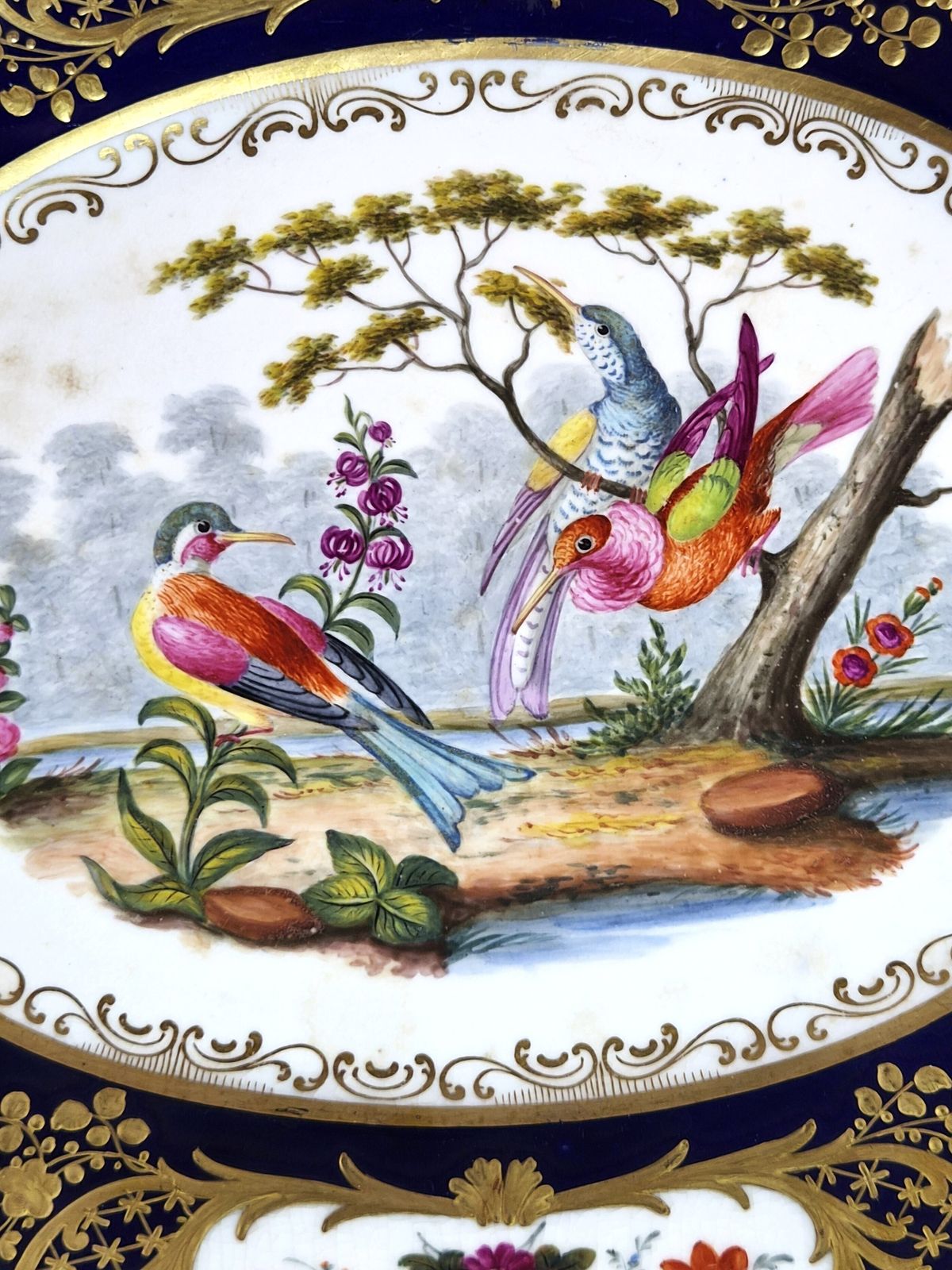 Antiek Engels ovaal schaal met Fancy Birds, toegeschreven aan Coalport, kobaltblauw, ca. 1840-1850 photo furniture