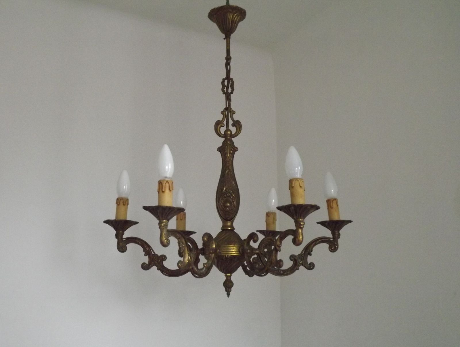 Franse Mid-Century traditionele stijl bronzen kroonluchter met 6 lichten en acanthusmotief photo for sale