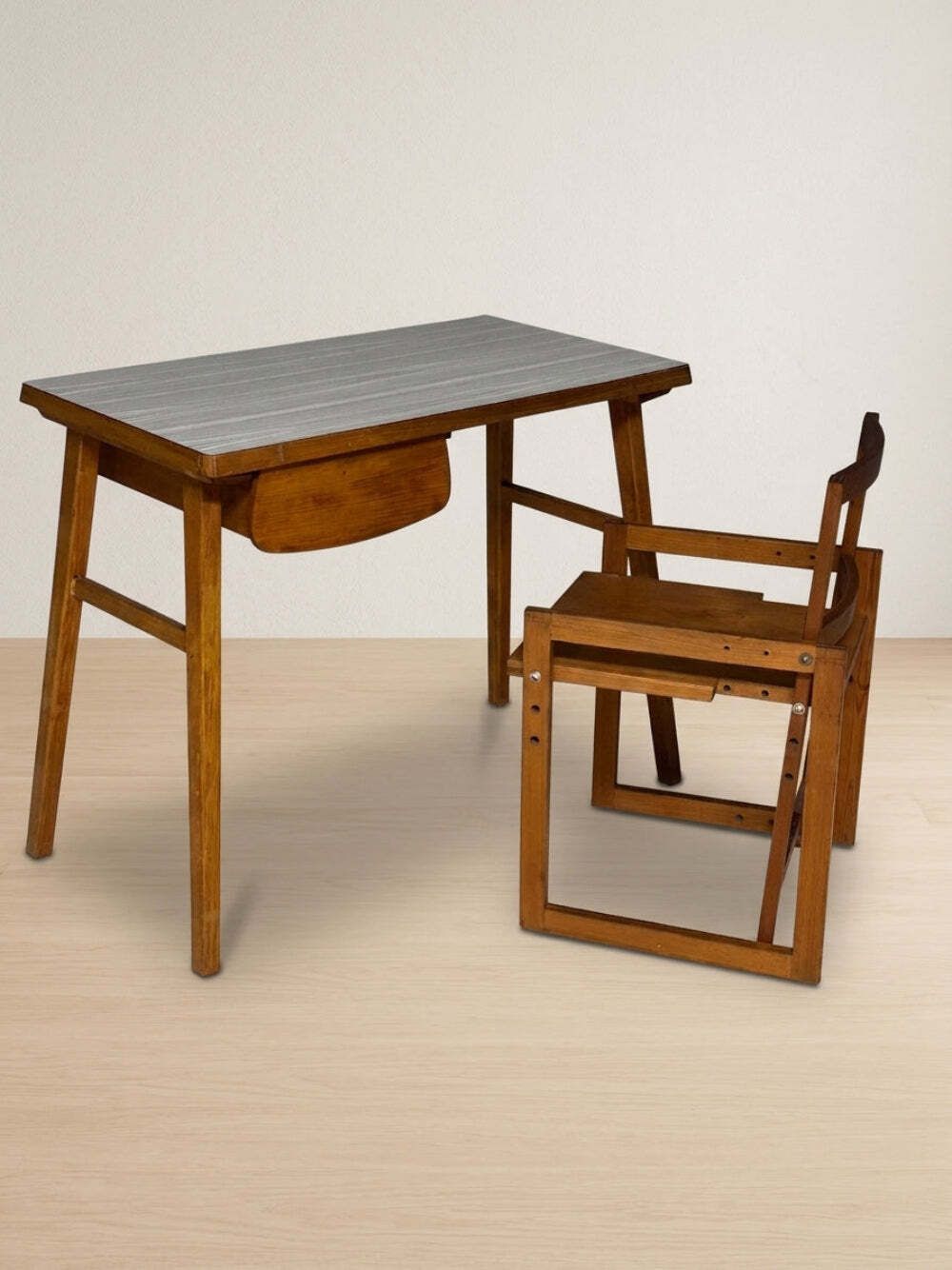 Schrijftafel midden 20e eeuw, houten bureau, 90 × 49 × 73 cm photo furniture