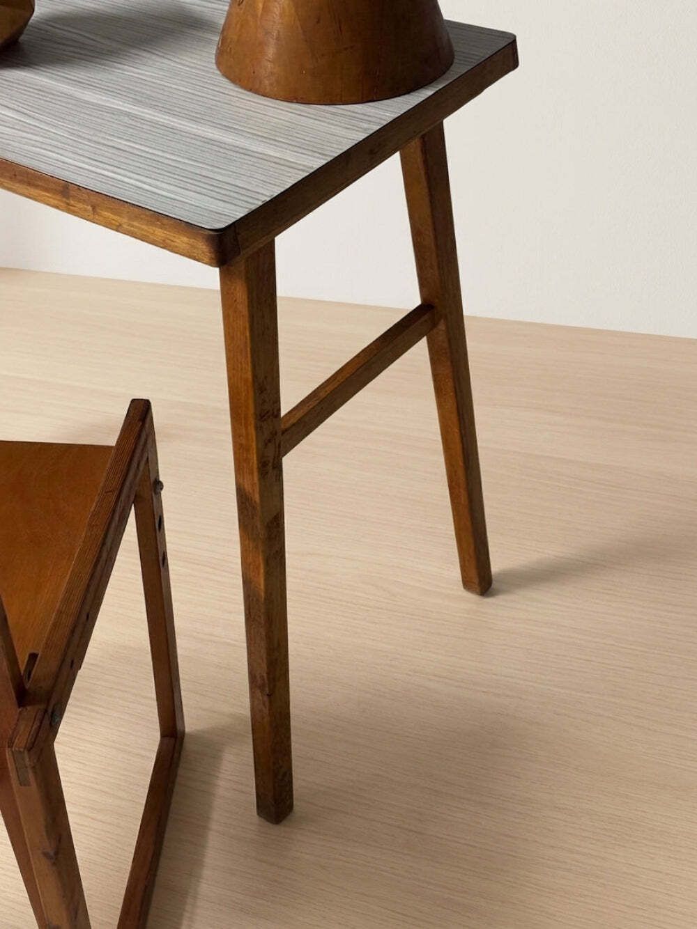 Schrijftafel midden 20e eeuw, houten bureau, 90 × 49 × 73 cm photo for sale