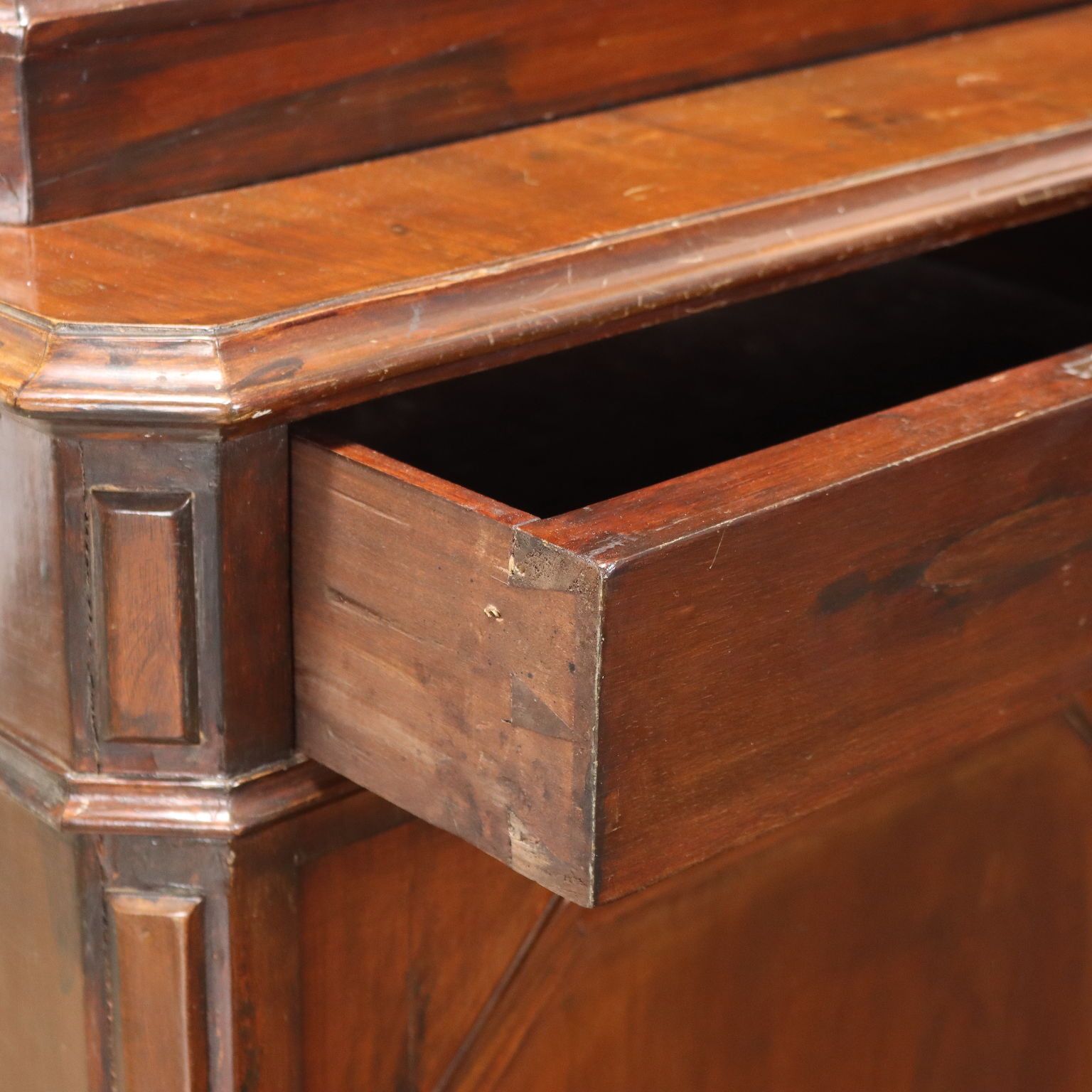 photo furniture Antieke kast Umbertino mahonie Italië 19e eeuw