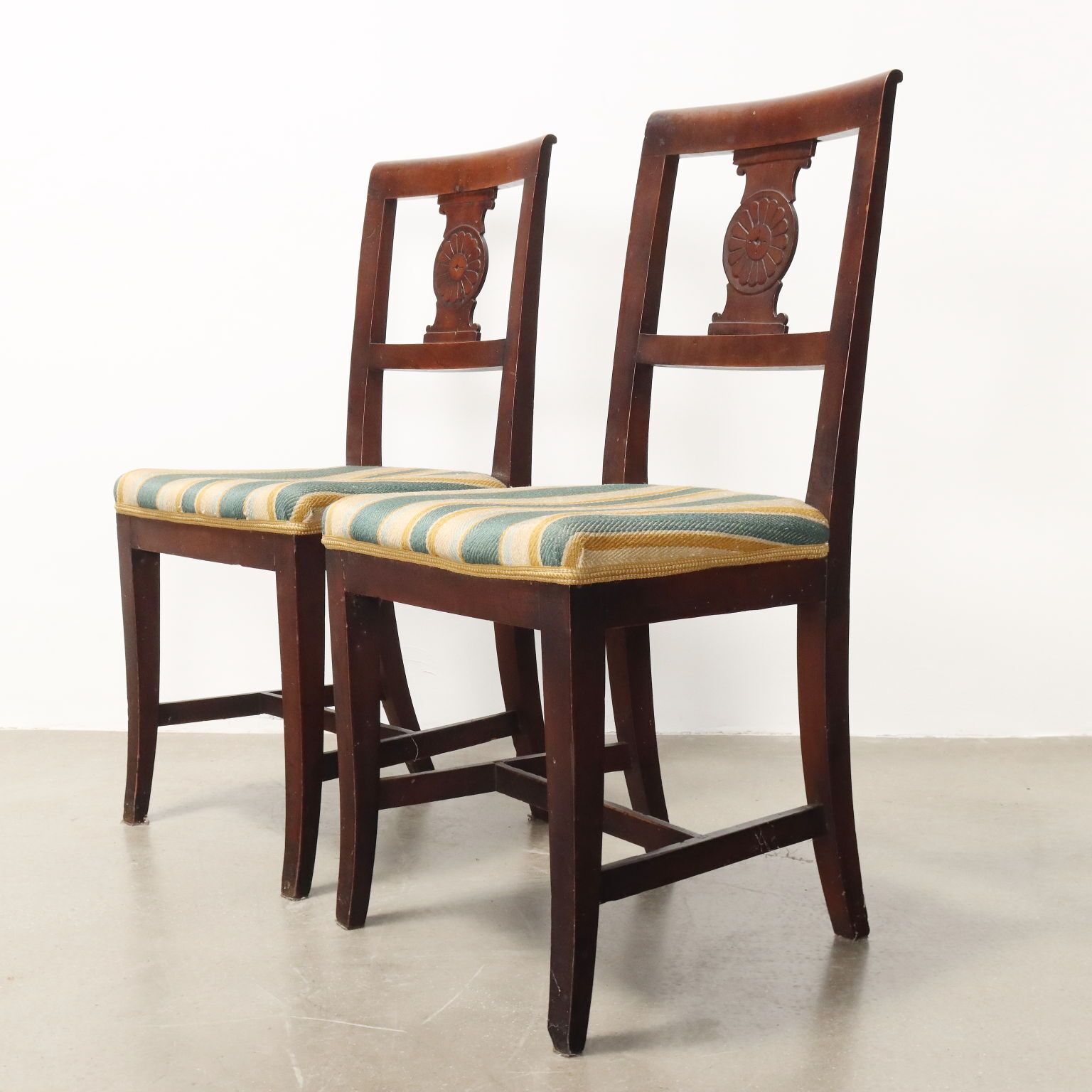 Antieke stoelen, walnoot, gestoffeerde zitting, Italië, 19e eeuw photo Meubels