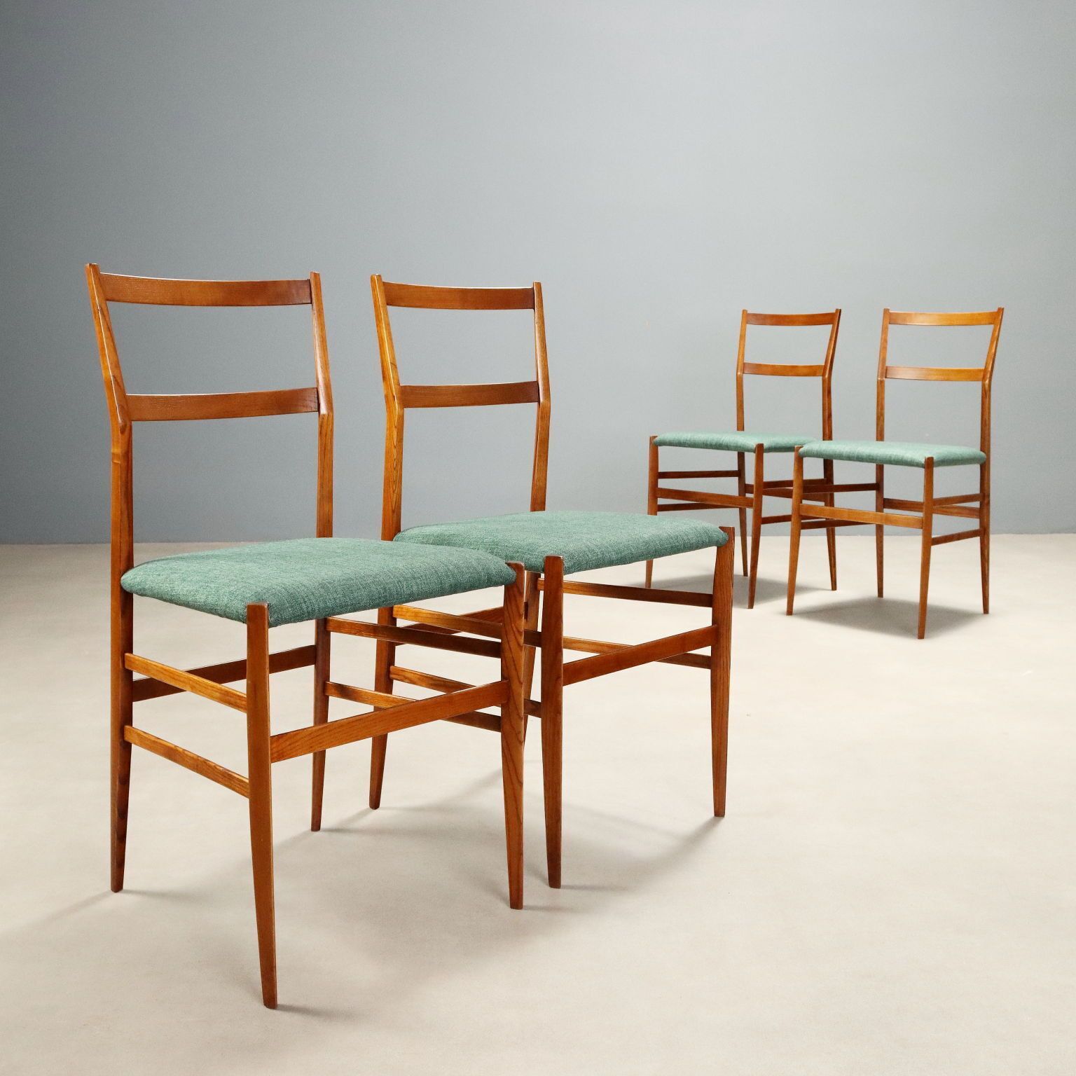 Vintage stoelen Cassina 699 Superleggera design Gio Ponti Italië jaren 1960