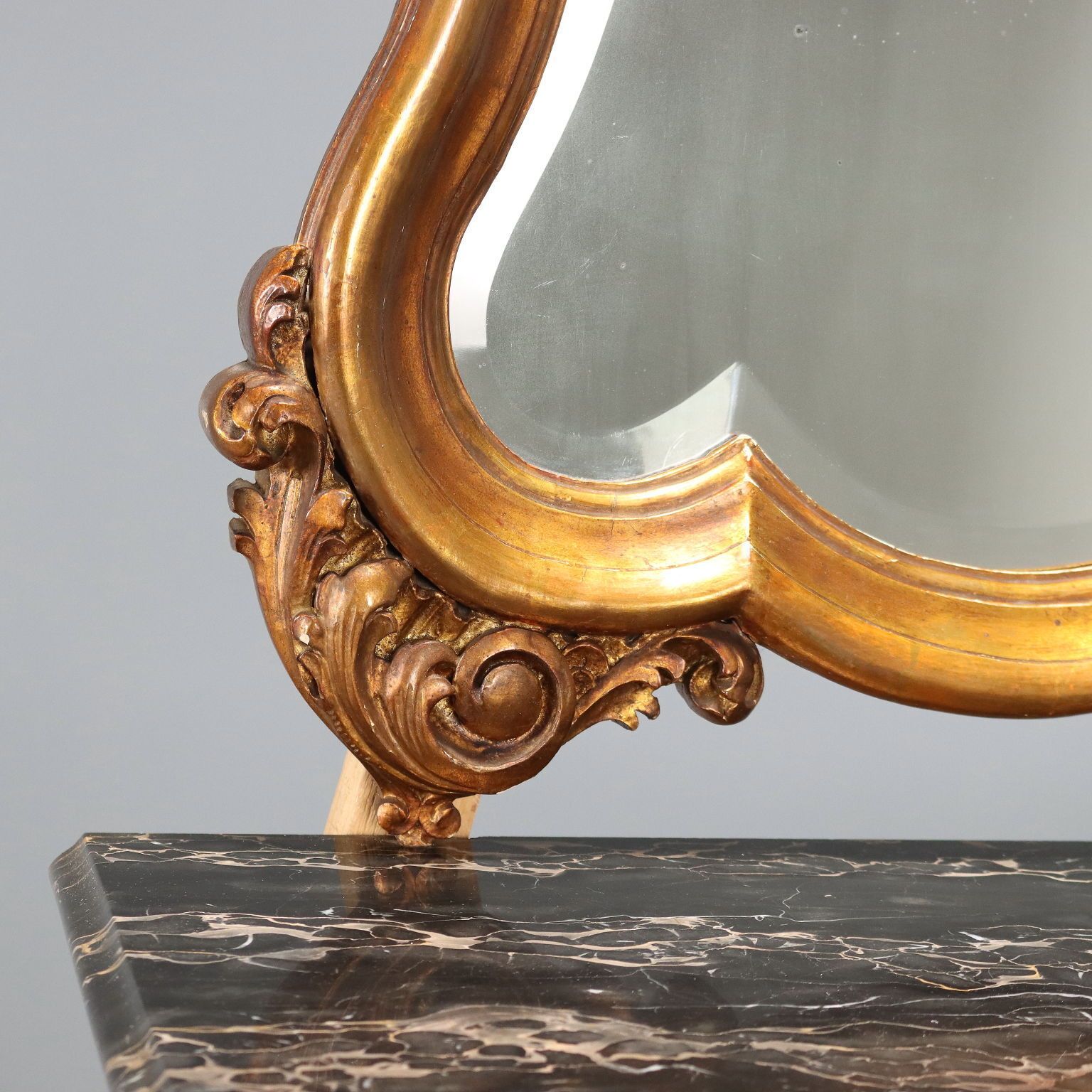 Commode de style baroque en noyer avec miroir doré photo vinterior