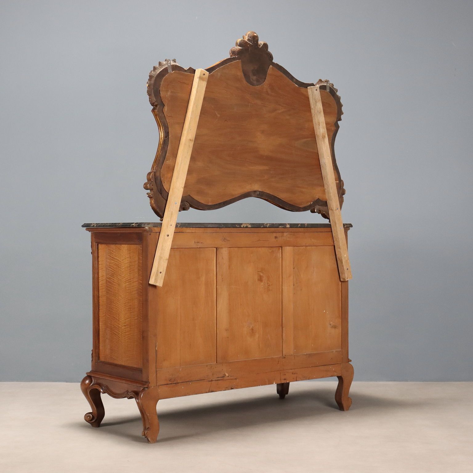 970.0 Barokstijl Walnoten Dressoir Met Verguld Spiegelframe photo