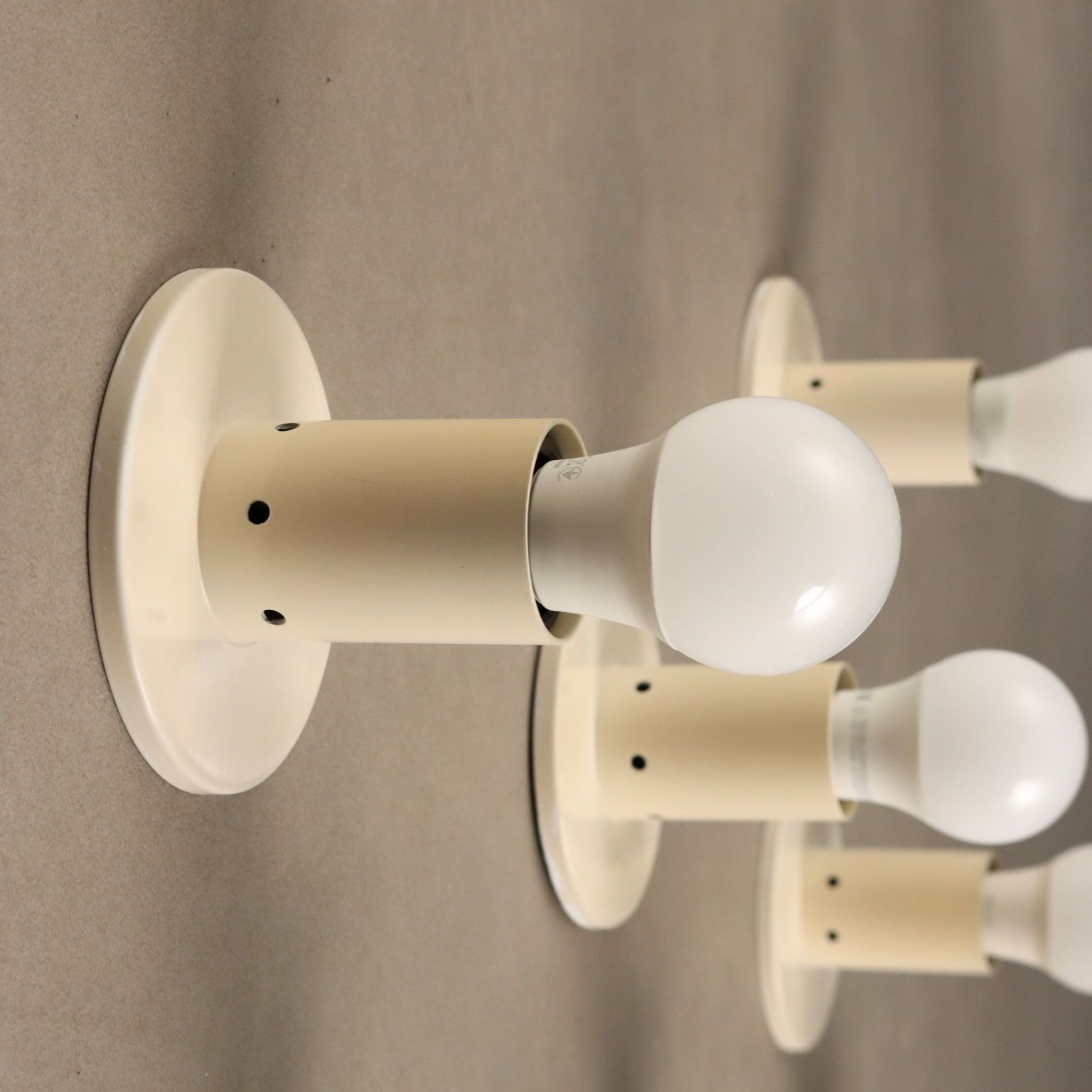 Vintage Wandlampen Wit Geëmailleerd Metaal Design Italië jaren 1960 photo Verlichting