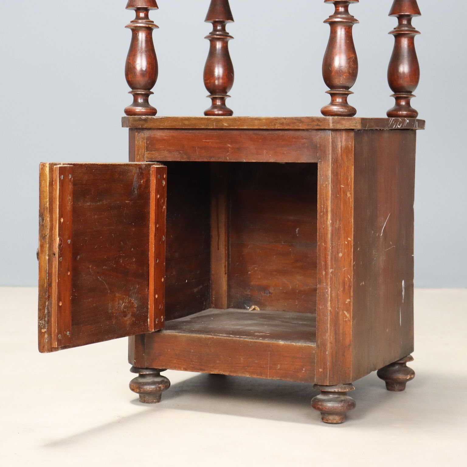 Table de chevet Louis-Philippe en noyer, Italie, XIXe siècle photo Mobilier