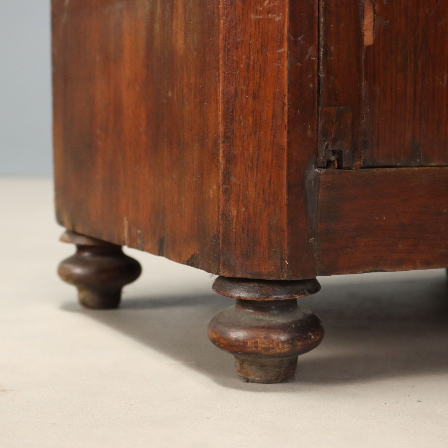 Table de chevet Louis-Philippe en noyer, Italie, XIXe siècle photo buy